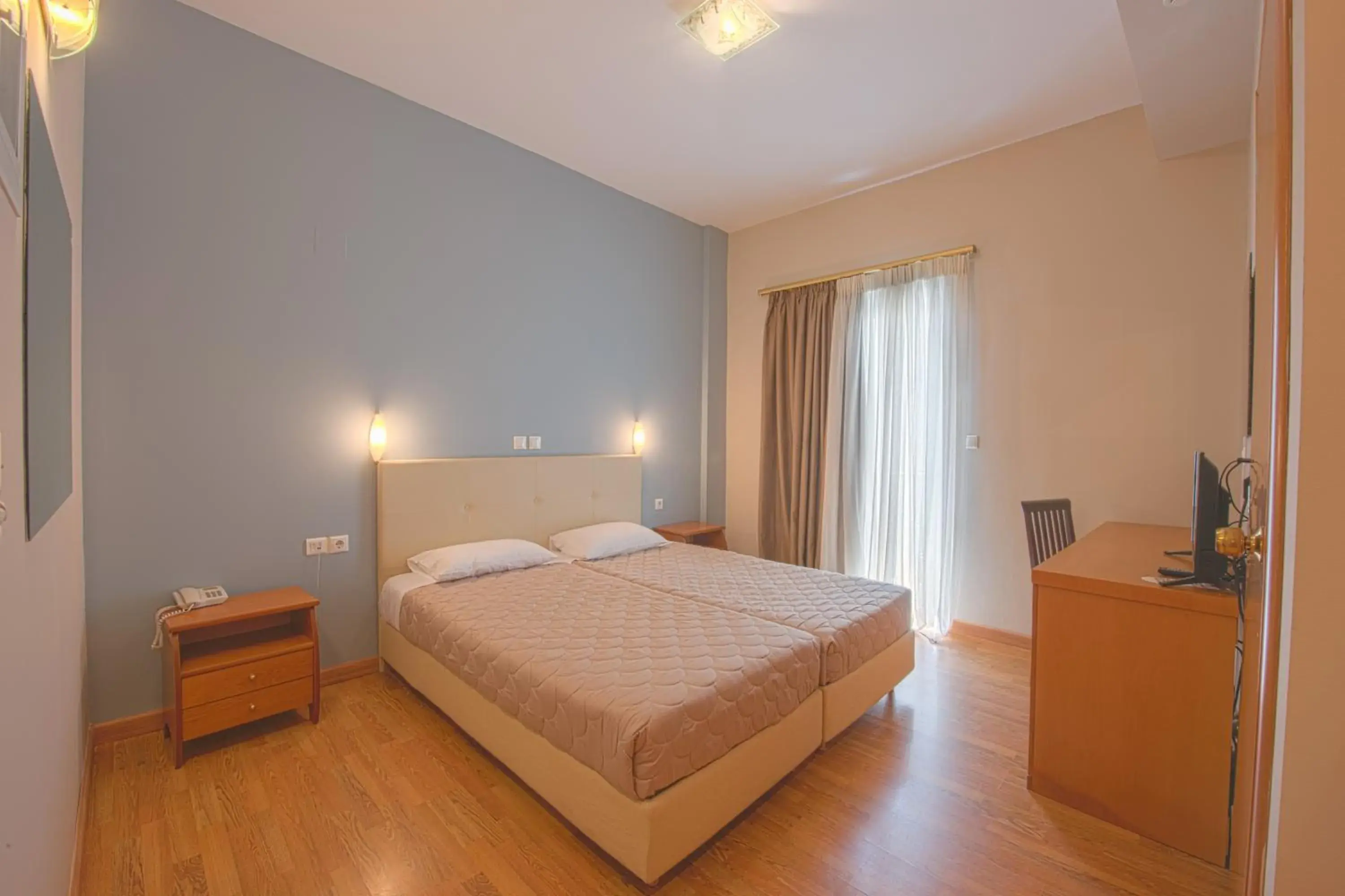 Standard Double or Twin Room with Balcony in Grand Olympic Hotel Loutraki Standard Double or Twin Room with Balcony in Grand Olympic Hotel Loutraki