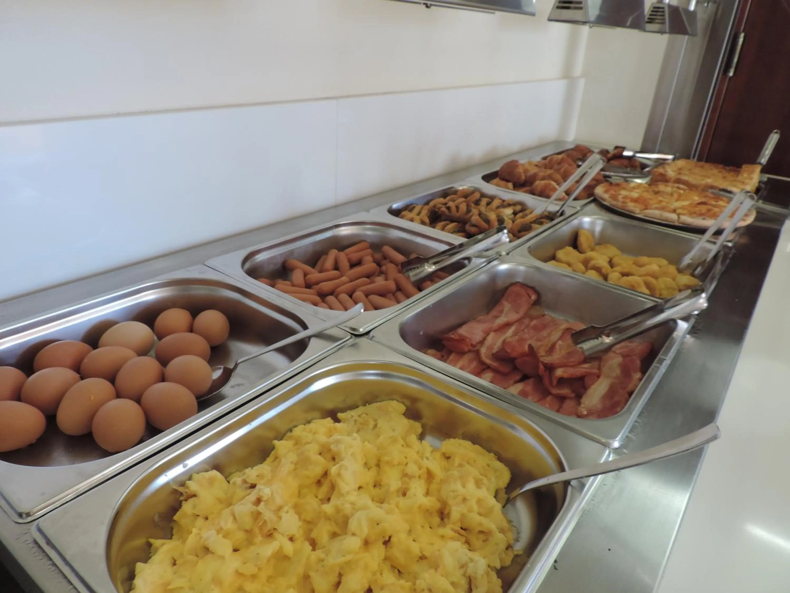 Buffet breakfast in La Casa Di Napa Apartments