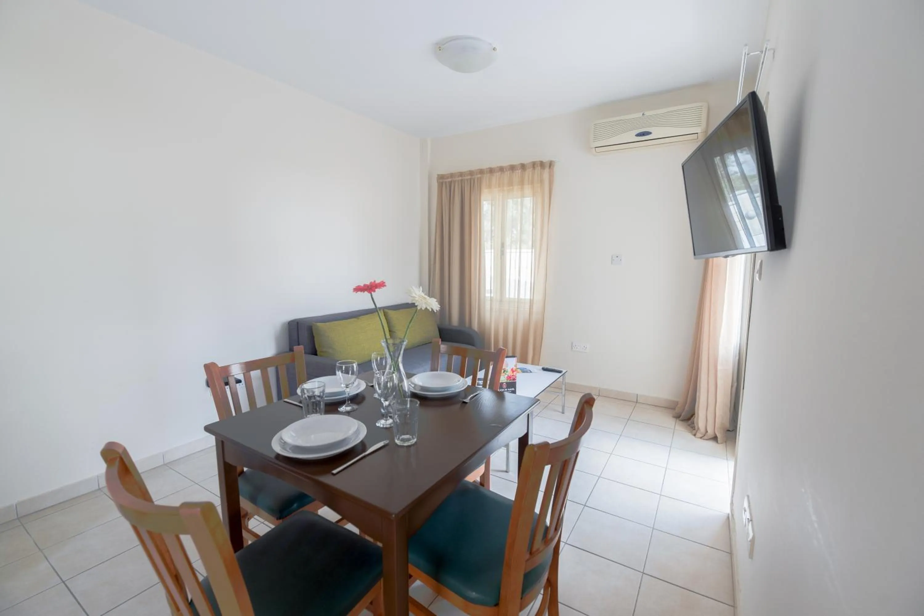Living room in La Casa Di Napa Apartments