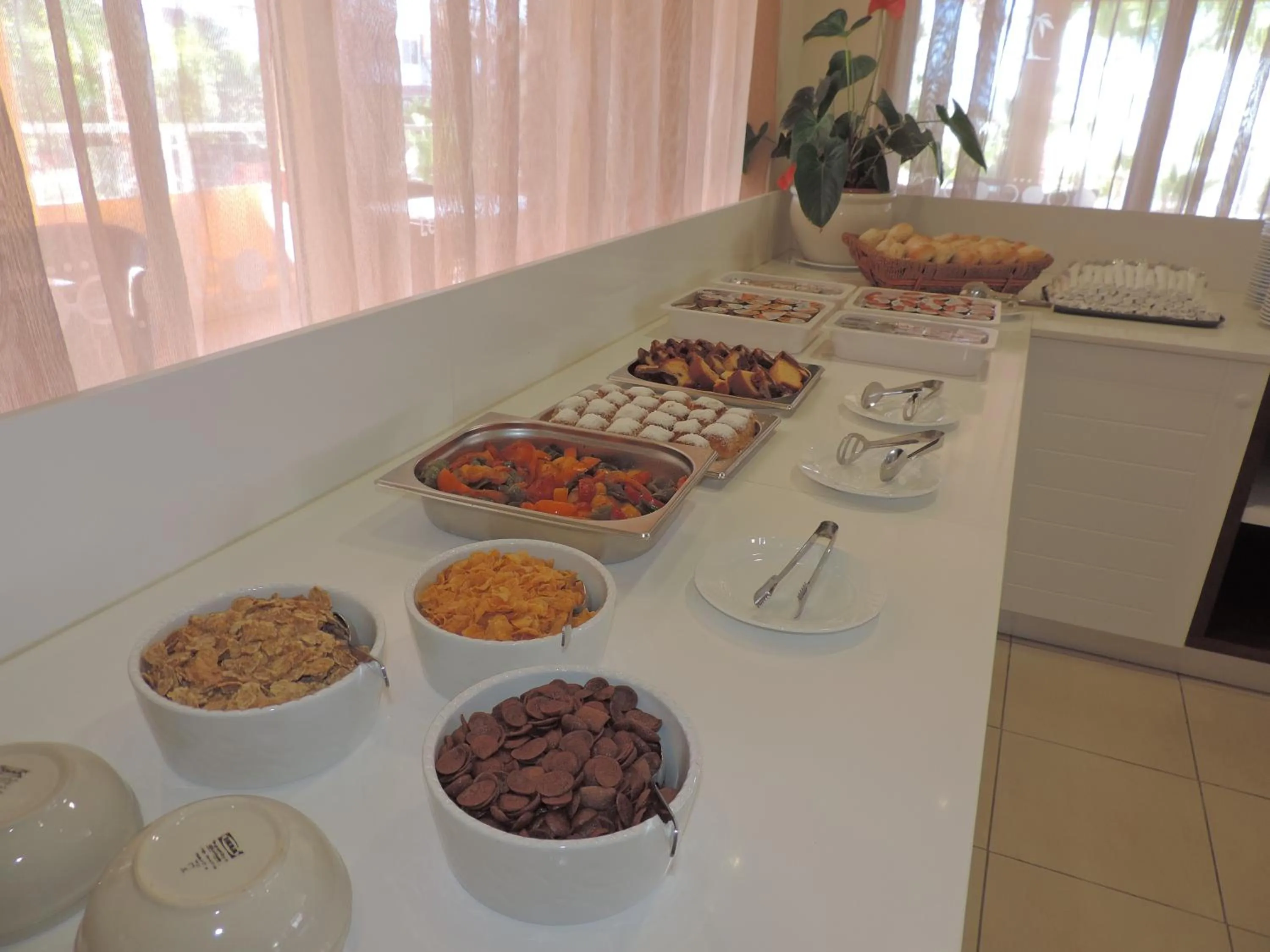 Buffet breakfast in La Casa Di Napa Apartments