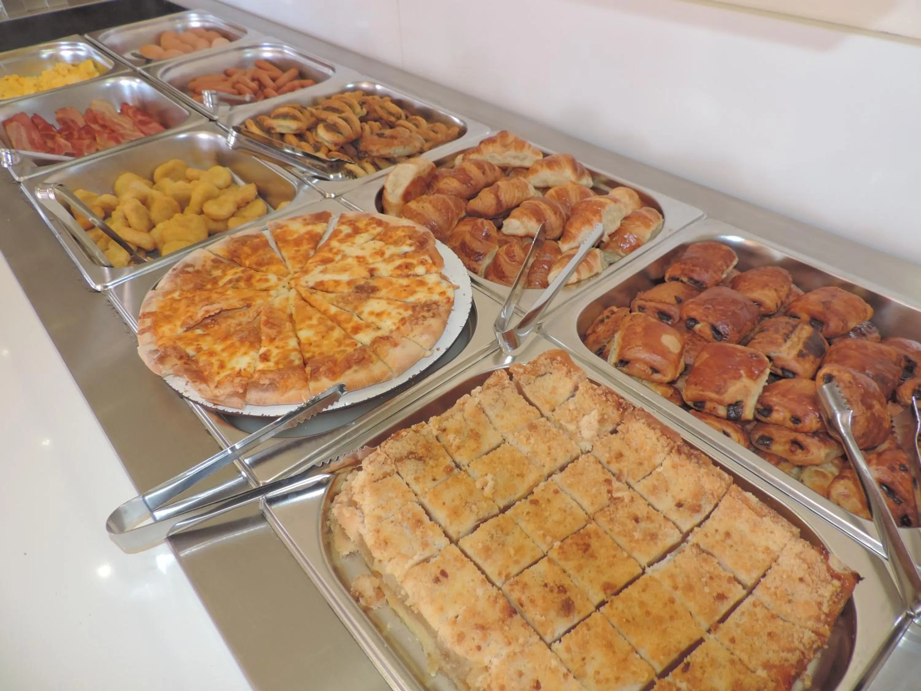 Buffet breakfast in La Casa Di Napa Apartments