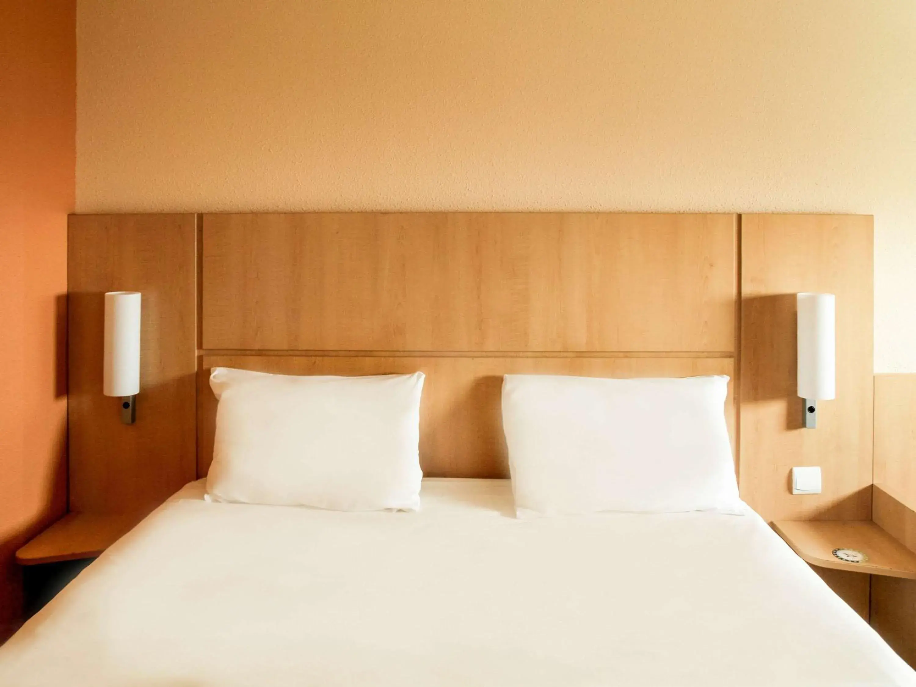 Photo of the whole room, Bed in Ibis Constantine Photo of the whole room, Bed in Ibis Constantine