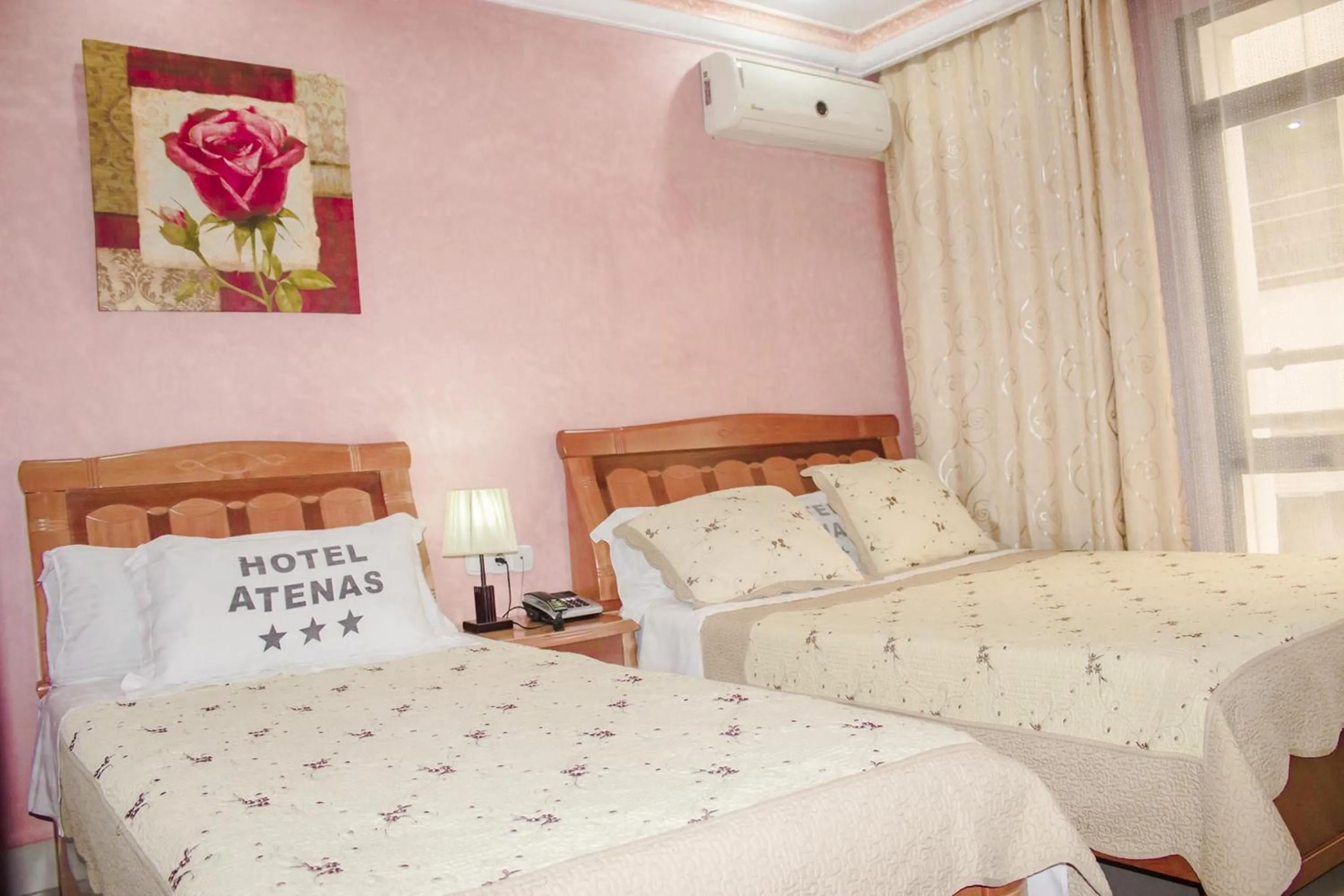 Shower, Bed in Hôtel Atenas