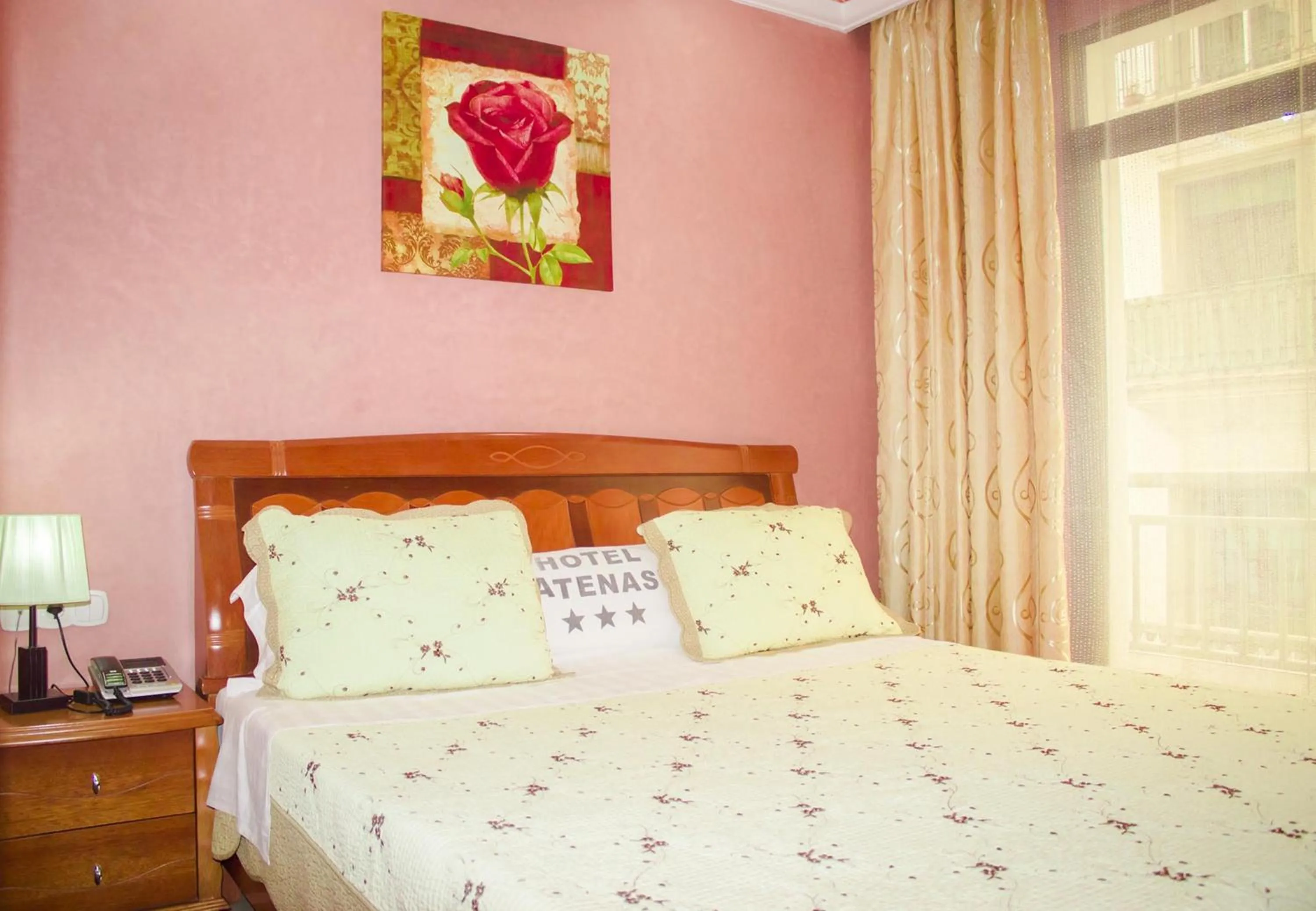 Street view, Bed in Hôtel Atenas