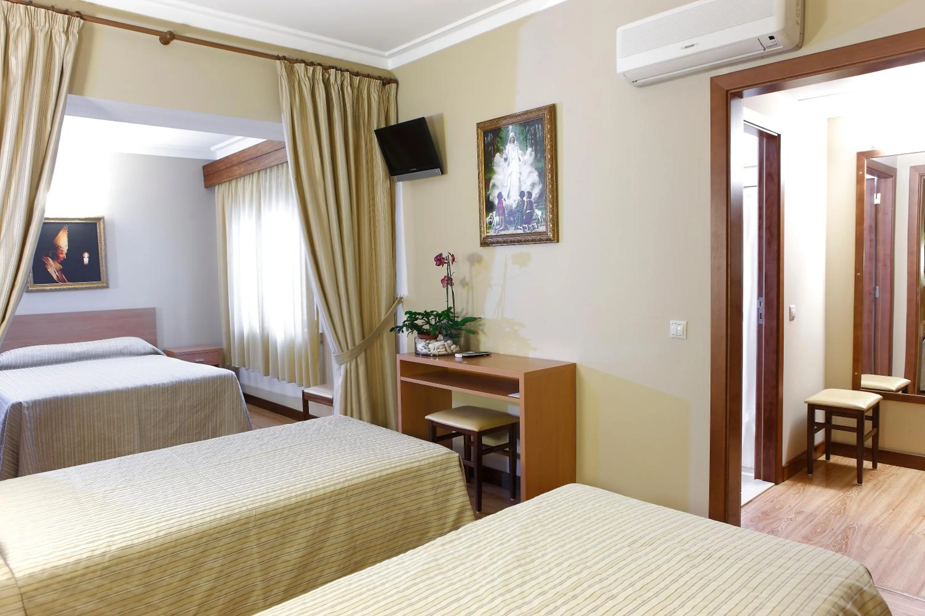 Shower, Bed in Domus Pacis Fatima Hotel