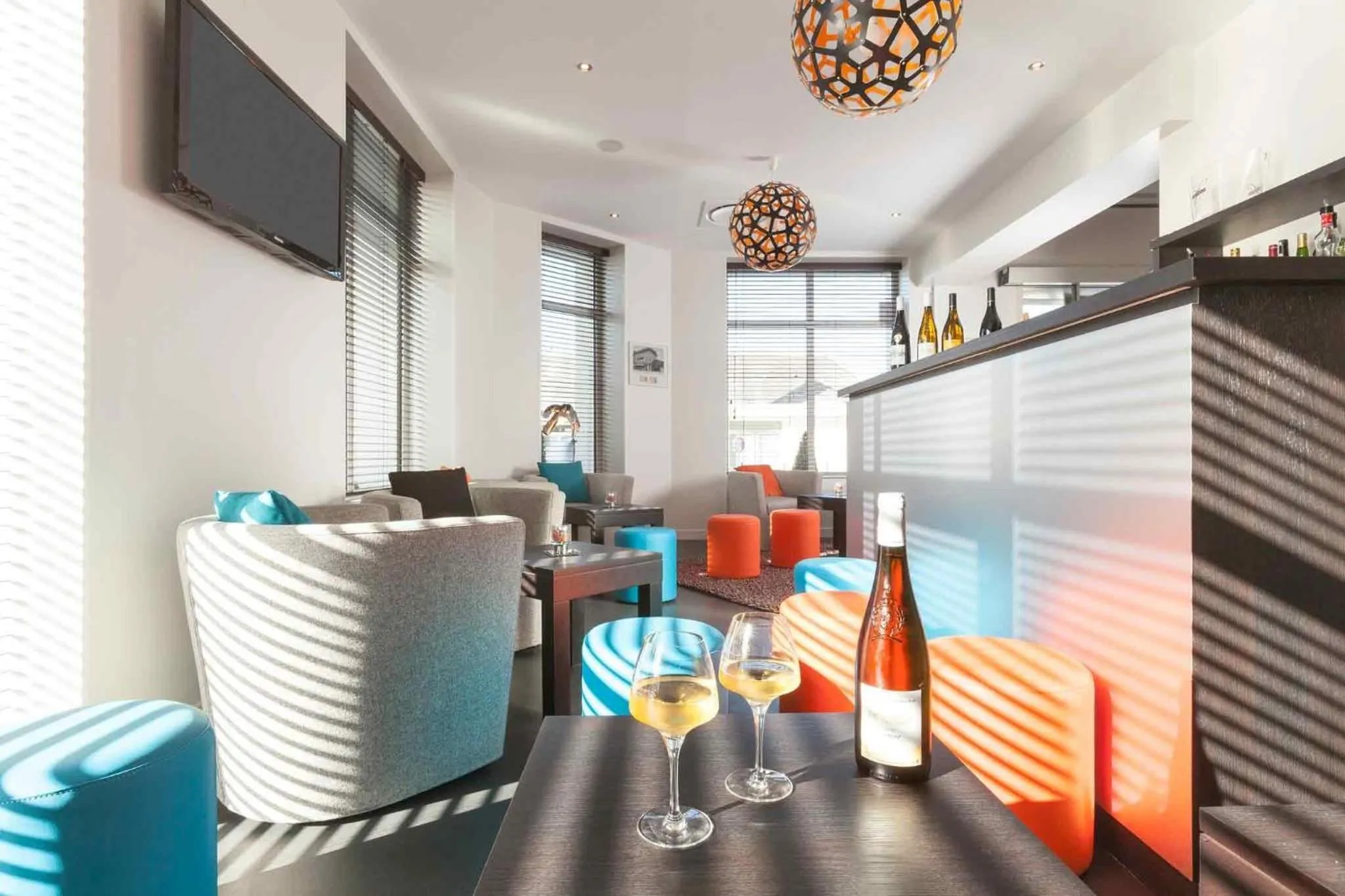 Lounge or bar in ibis Styles Saumur Gare Centre