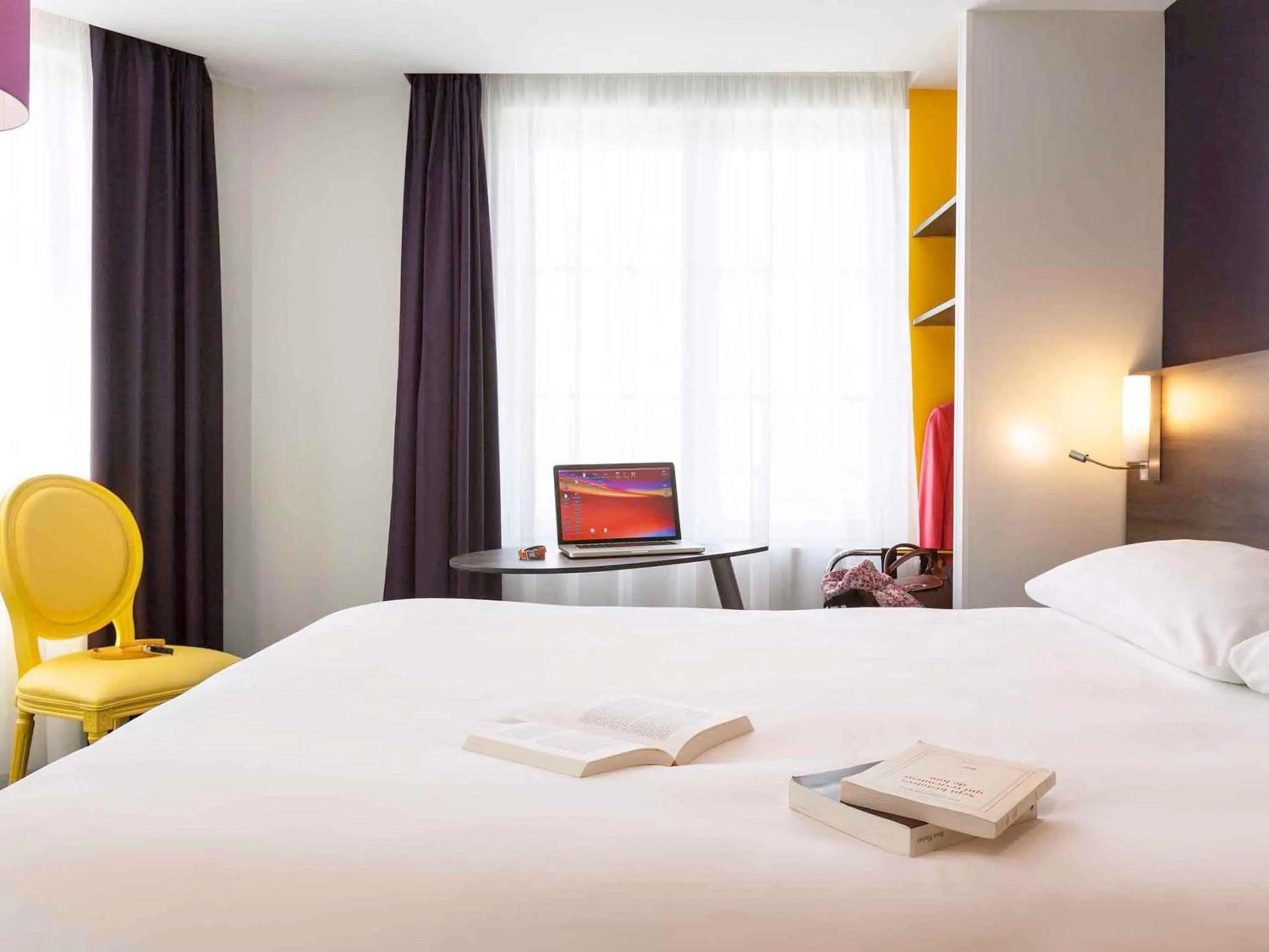 Bedroom, Bed in ibis Styles Saumur Gare Centre