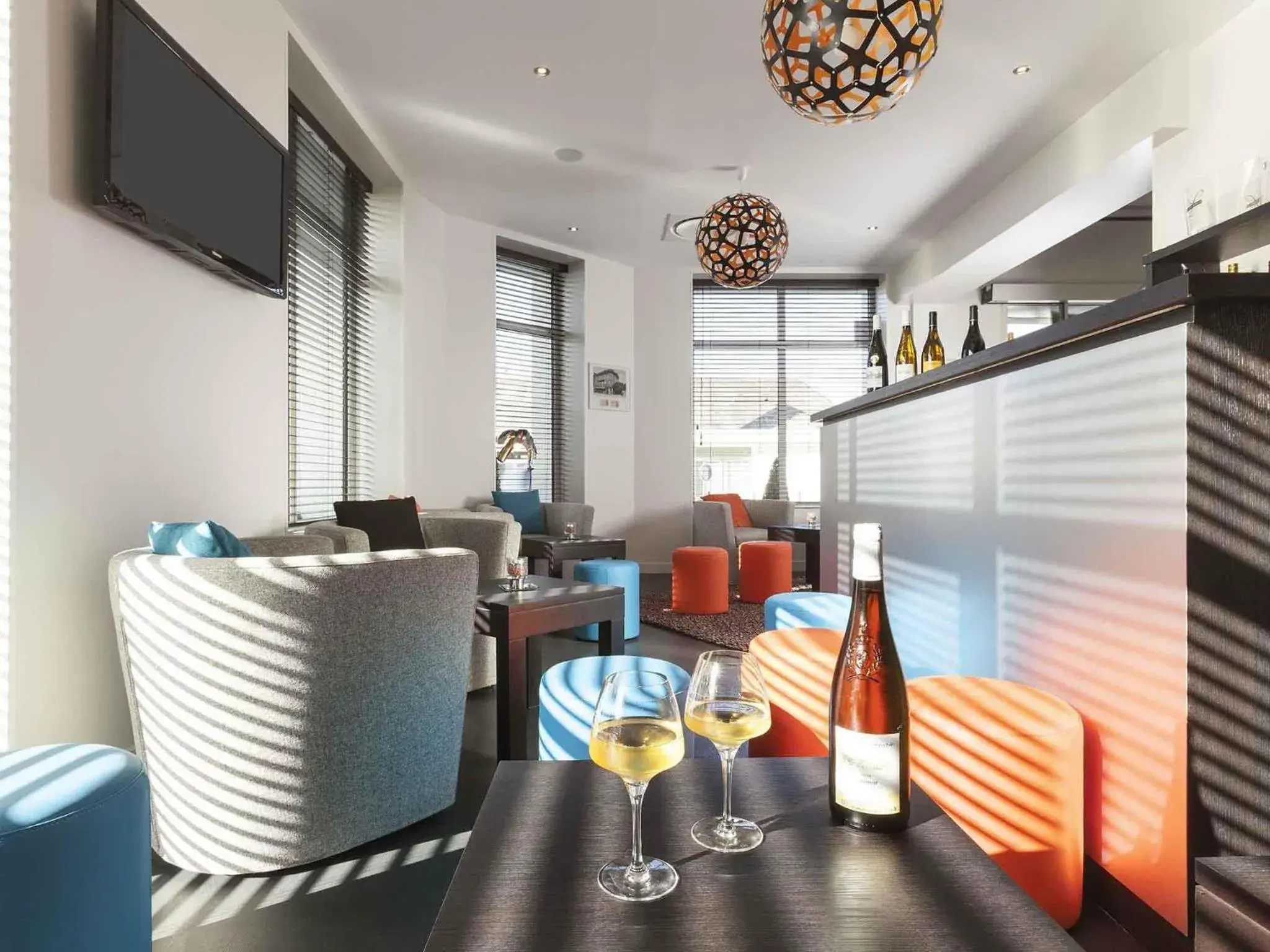 Lounge or bar in ibis Styles Saumur Gare Centre Lounge or bar in ibis Styles Saumur Gare Centre