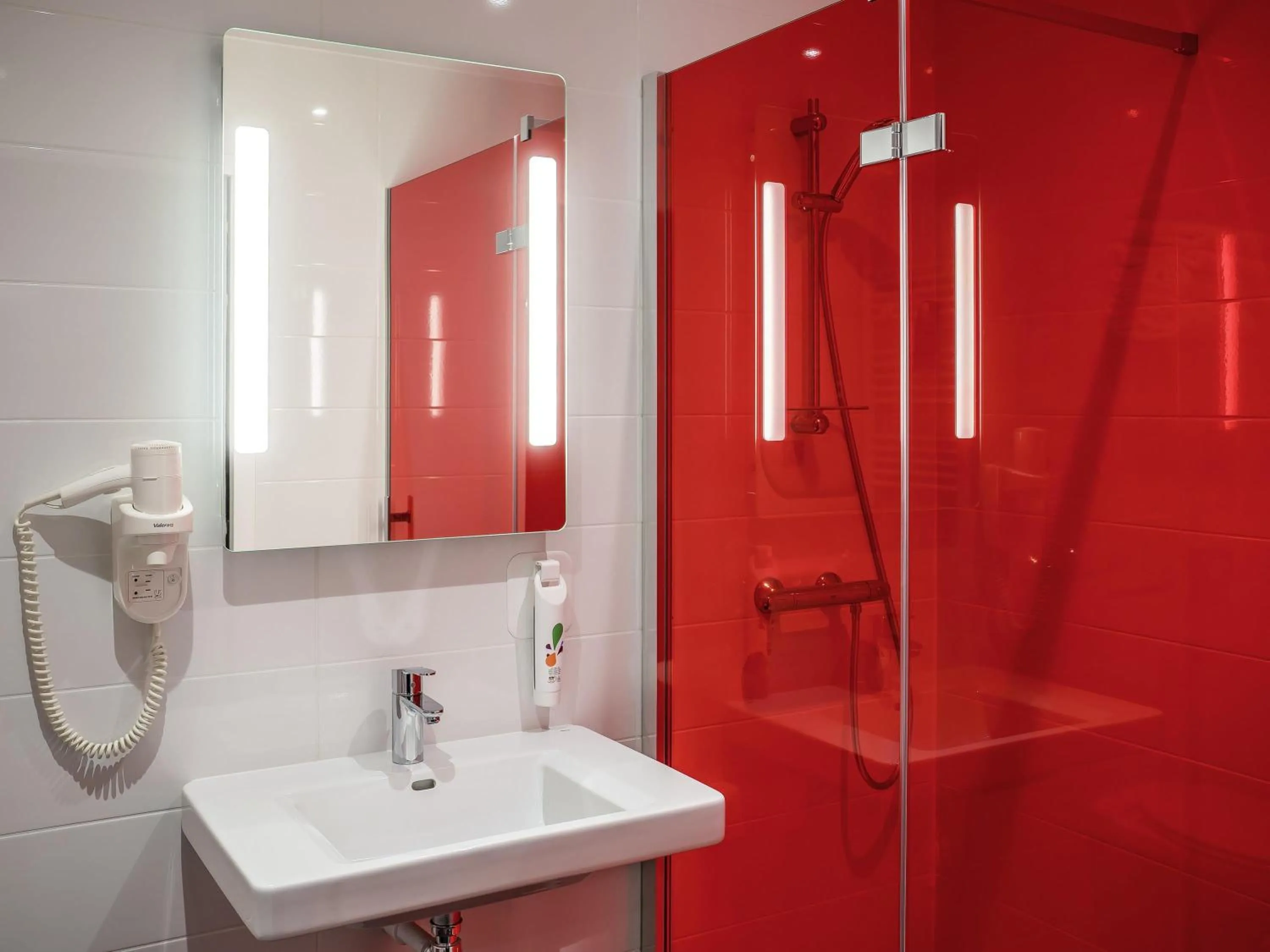 Bedroom in ibis Styles Saumur Gare Centre