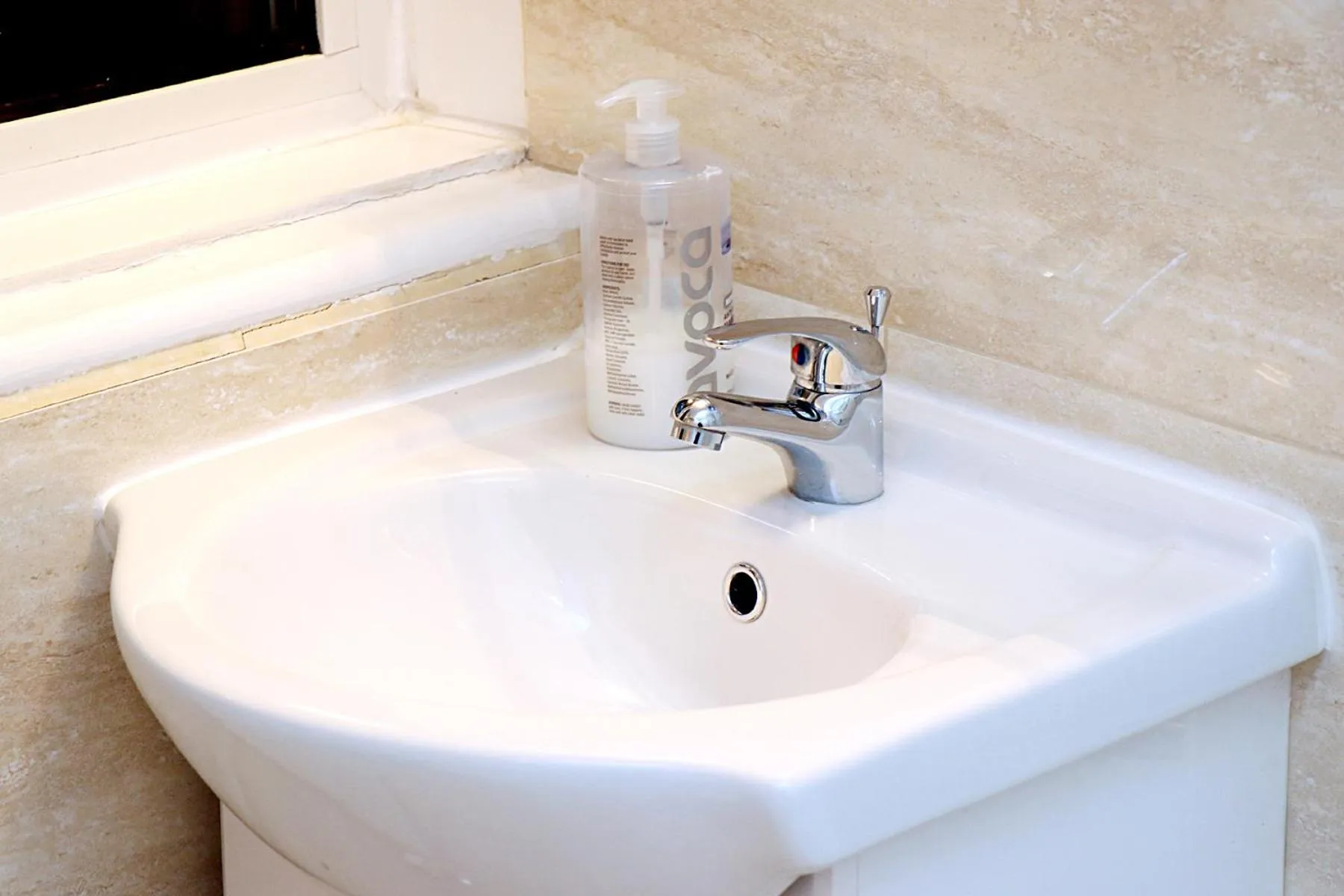 Bathroom in Gatwick Inn Hotel - For A Peaceful Overnight Stay