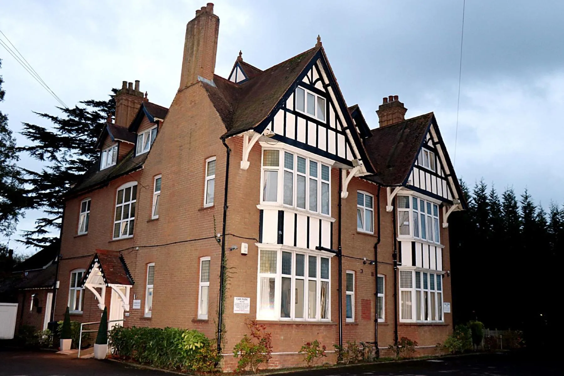 Property Building in Gatwick Inn Hotel - For A Peaceful Overnight Stay