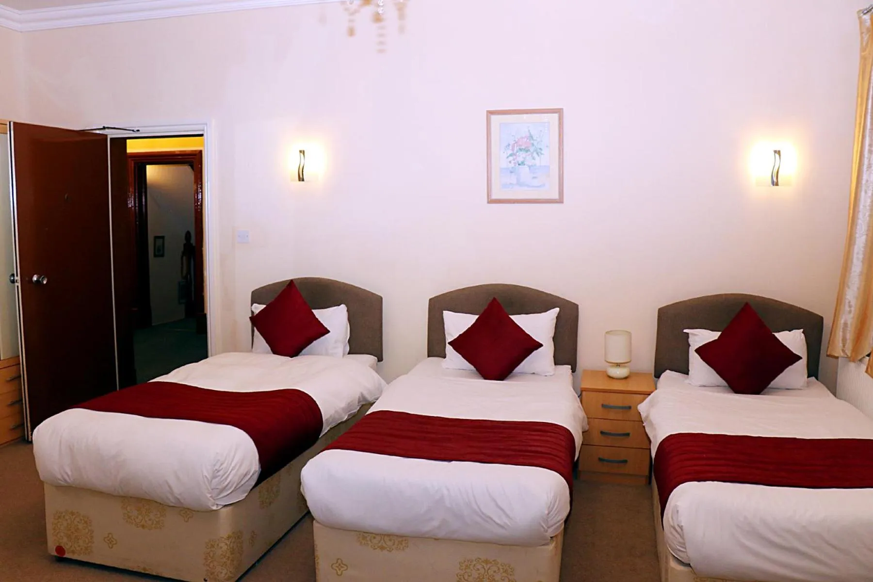 Other, Bed in Gatwick Inn Hotel - For A Peaceful Overnight Stay