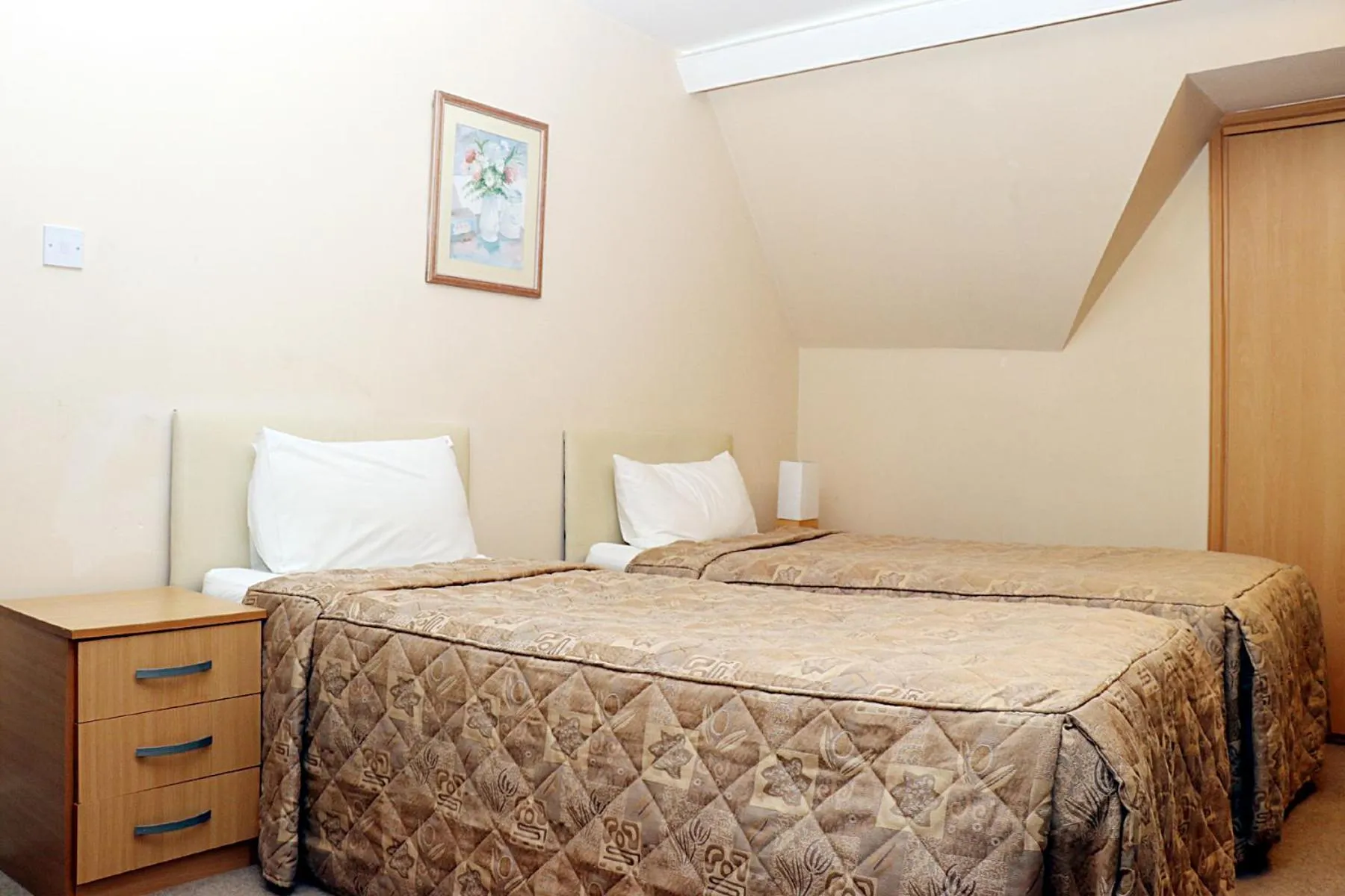 Bed in Gatwick Inn Hotel - For A Peaceful Overnight Stay