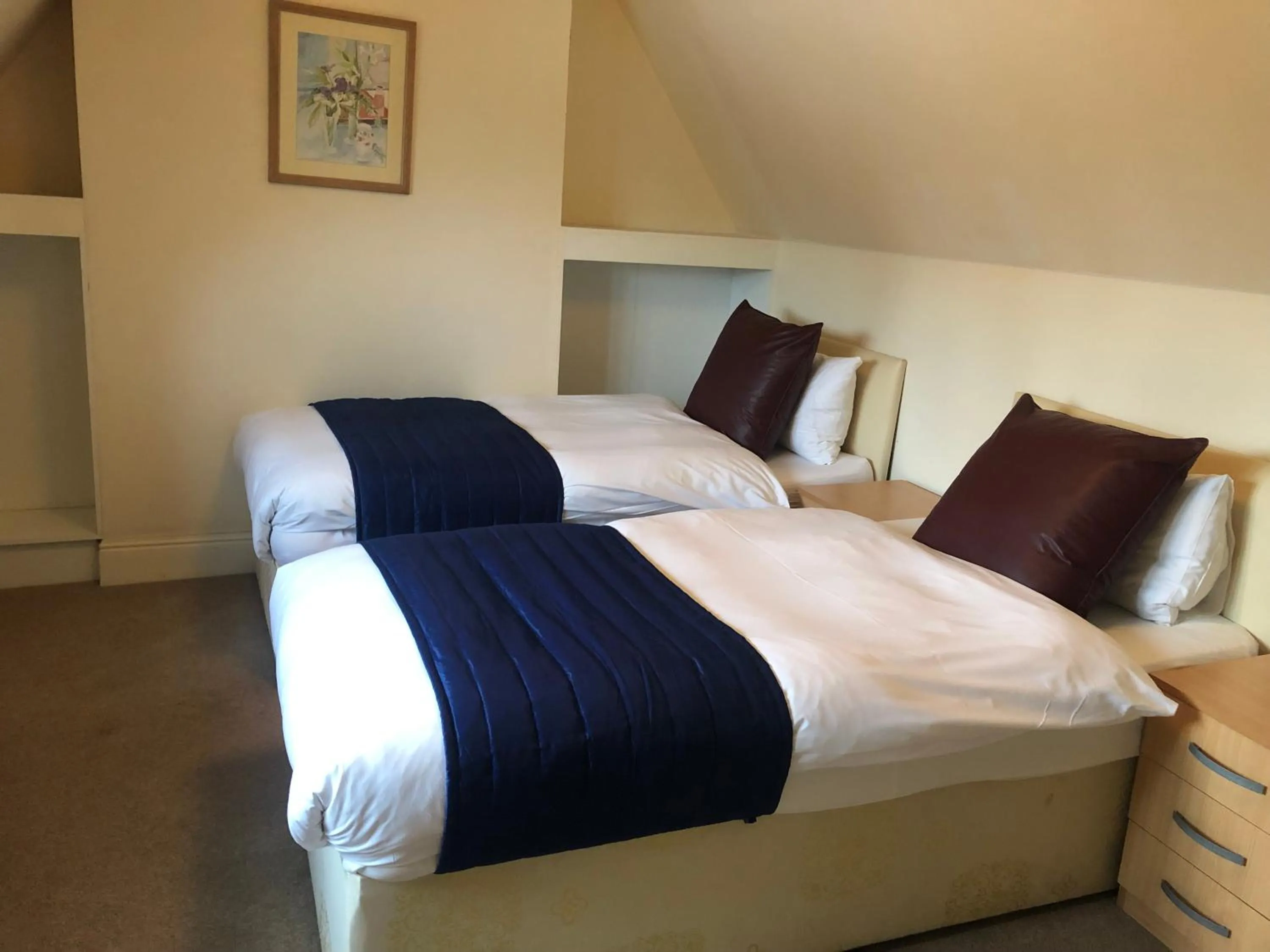 Bed in Gatwick Inn Hotel - For A Peaceful Overnight Stay