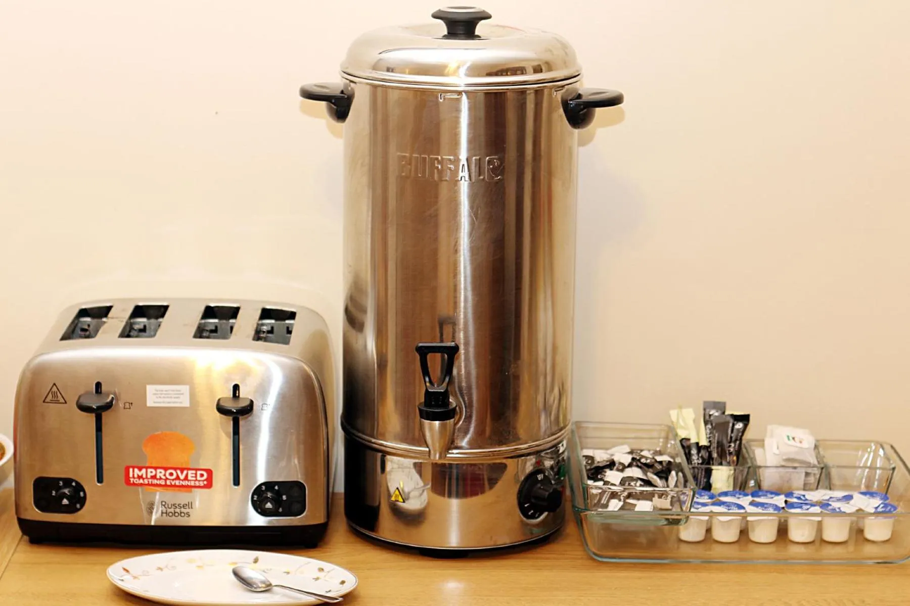 Continental breakfast, Coffee/Tea Facilities in Gatwick Inn Hotel - For A Peaceful Overnight Stay