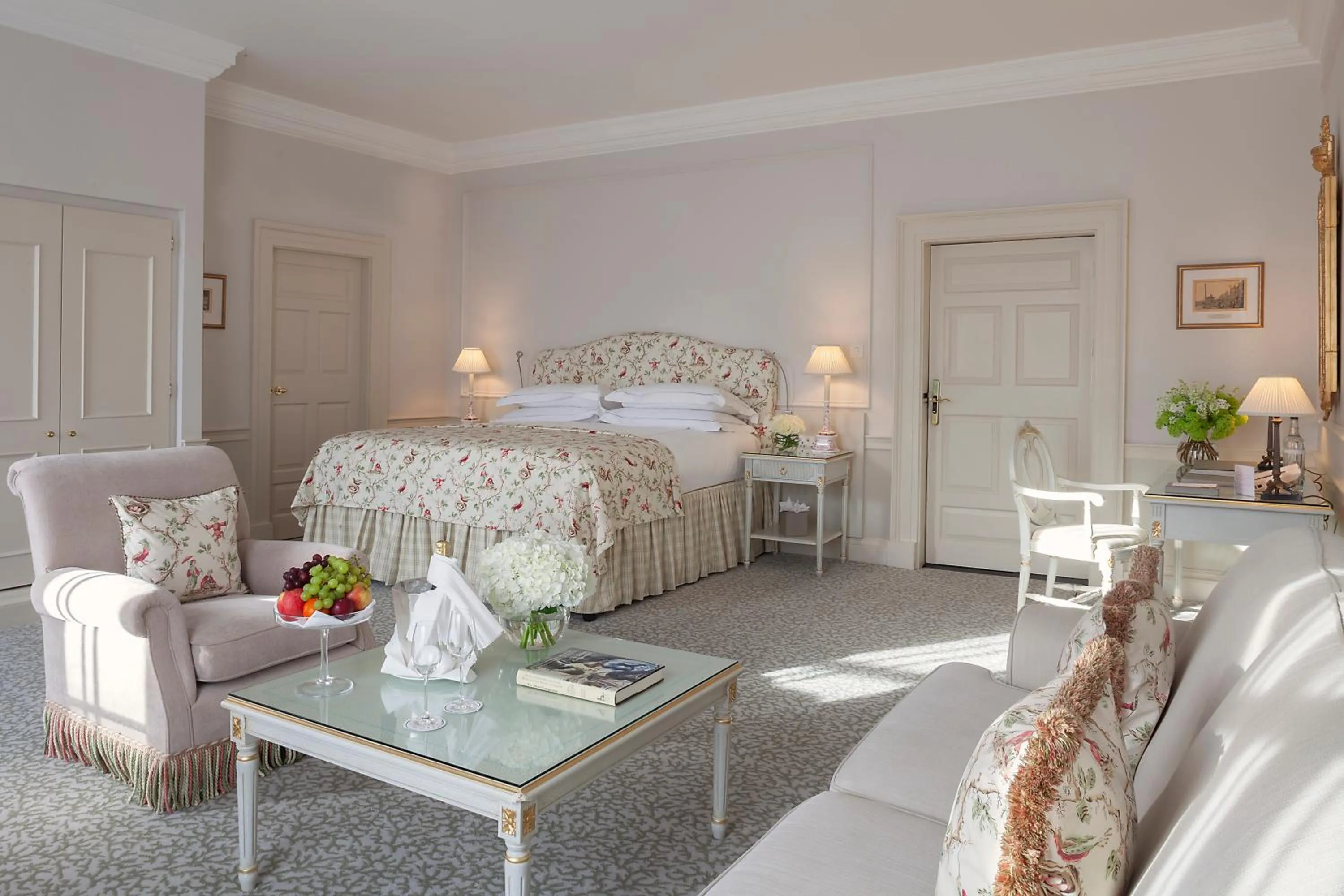 Photo of the whole room, Bed in The Merrion Hotel