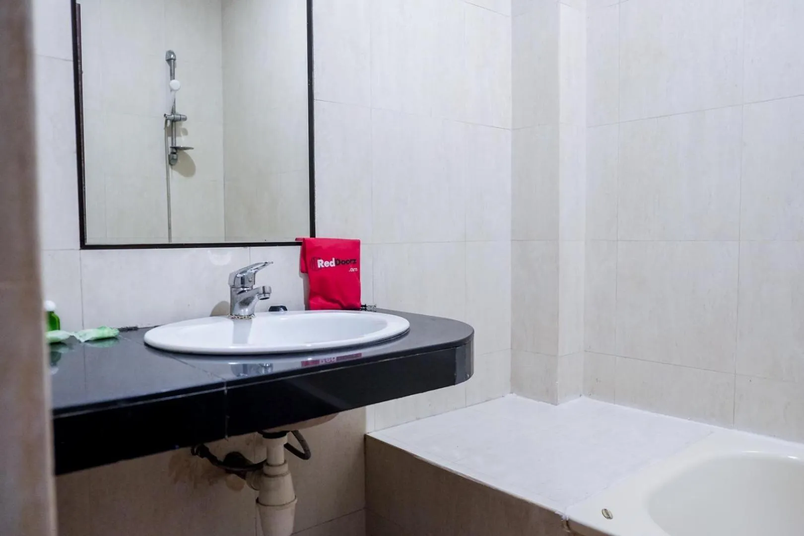Bathroom in RedDoorz Plus near DC Mall Batam
