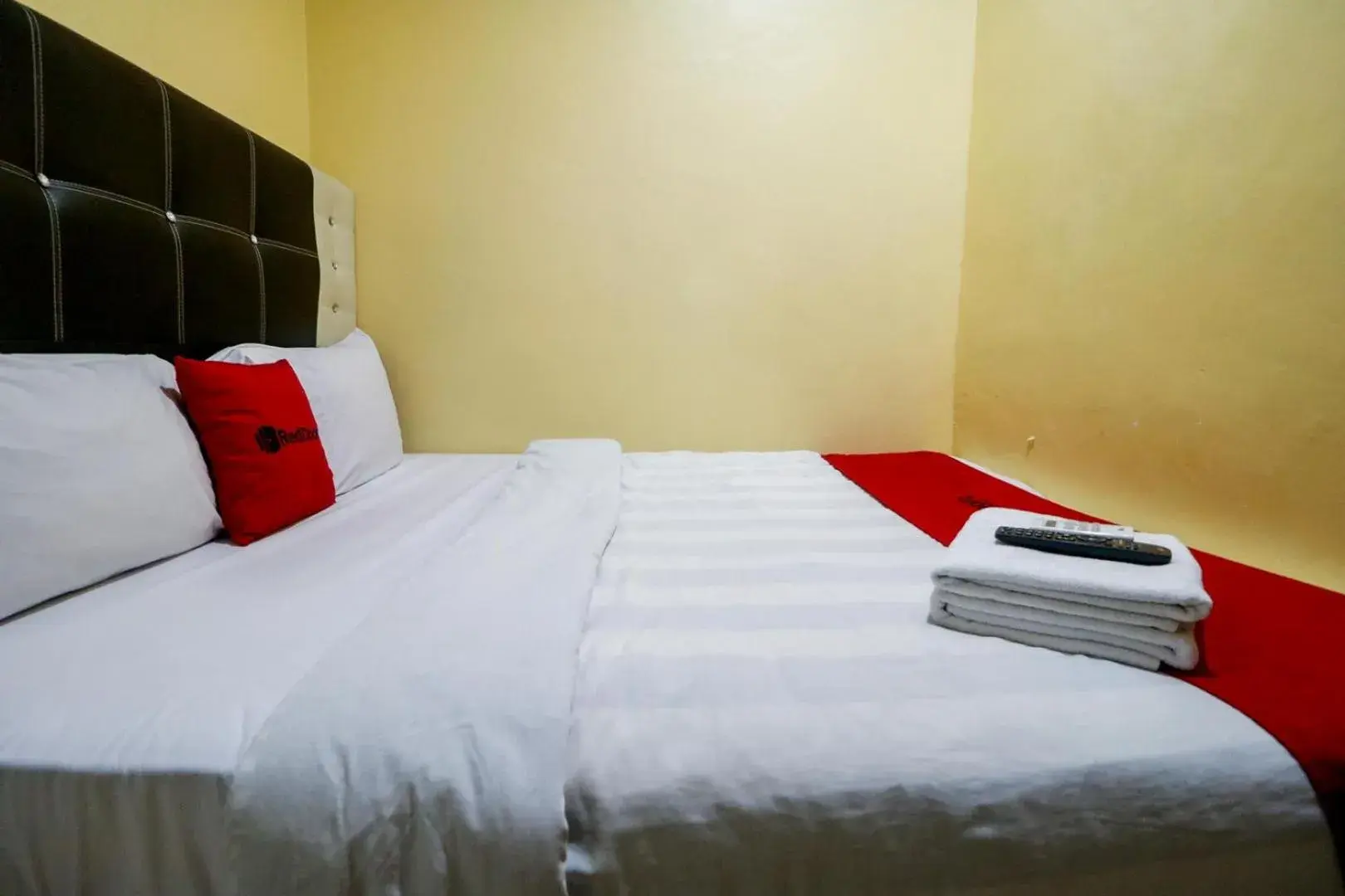 Bedroom, Bed in RedDoorz Plus near DC Mall Batam Bedroom, Bed in RedDoorz Plus near DC Mall Batam