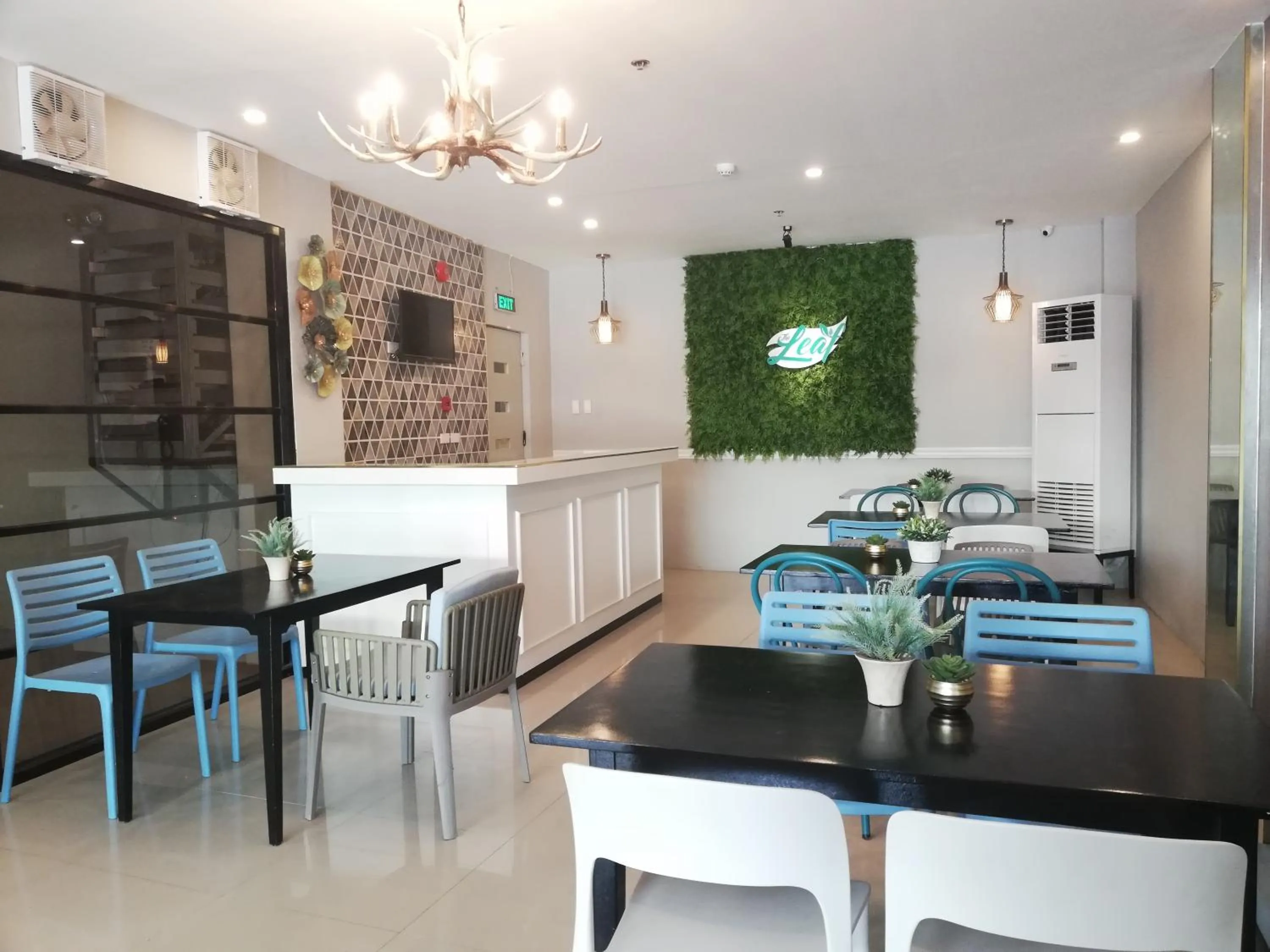Restaurant/places to eat in Eon Centennial Express Hotel