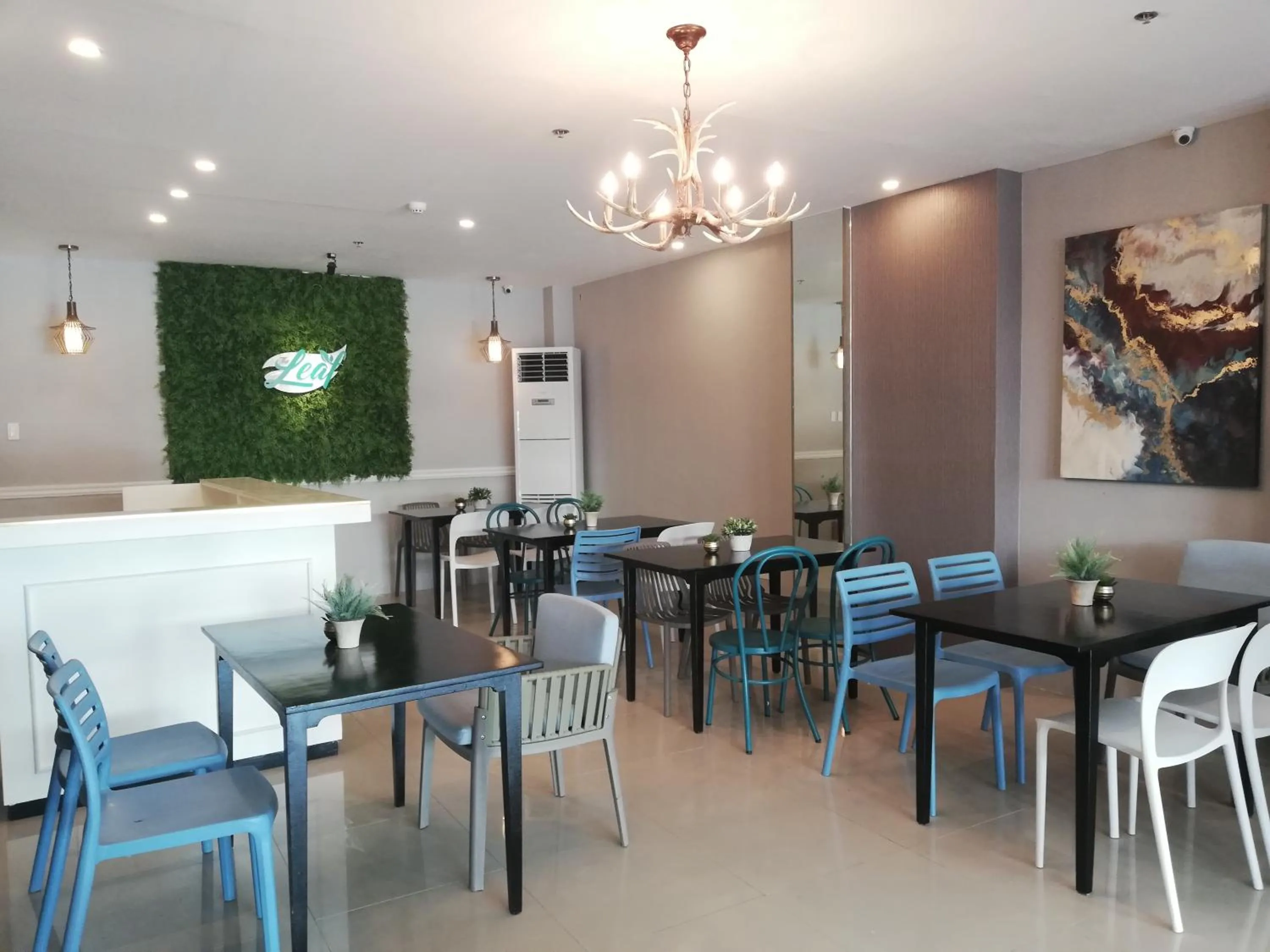 Restaurant/places to eat in Eon Centennial Express Hotel