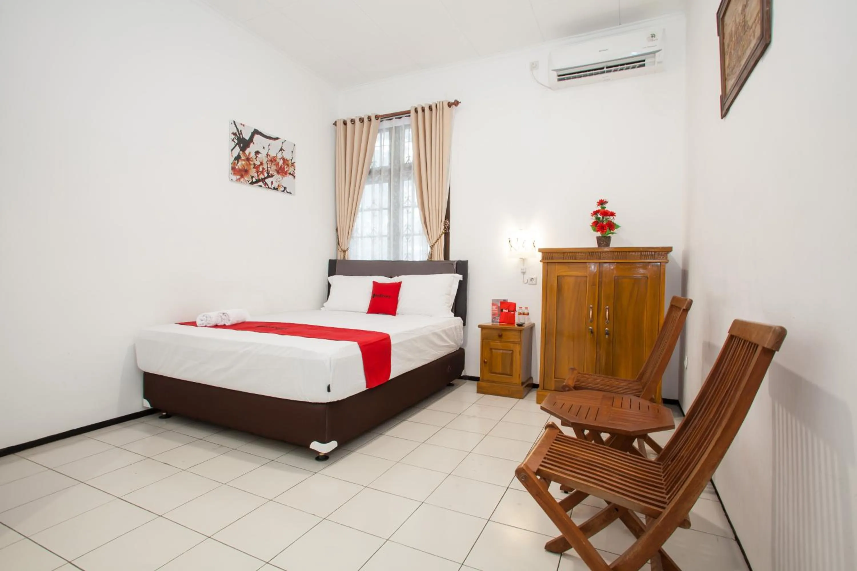 Bedroom, Bed in RedDoorz near Sanan Malang