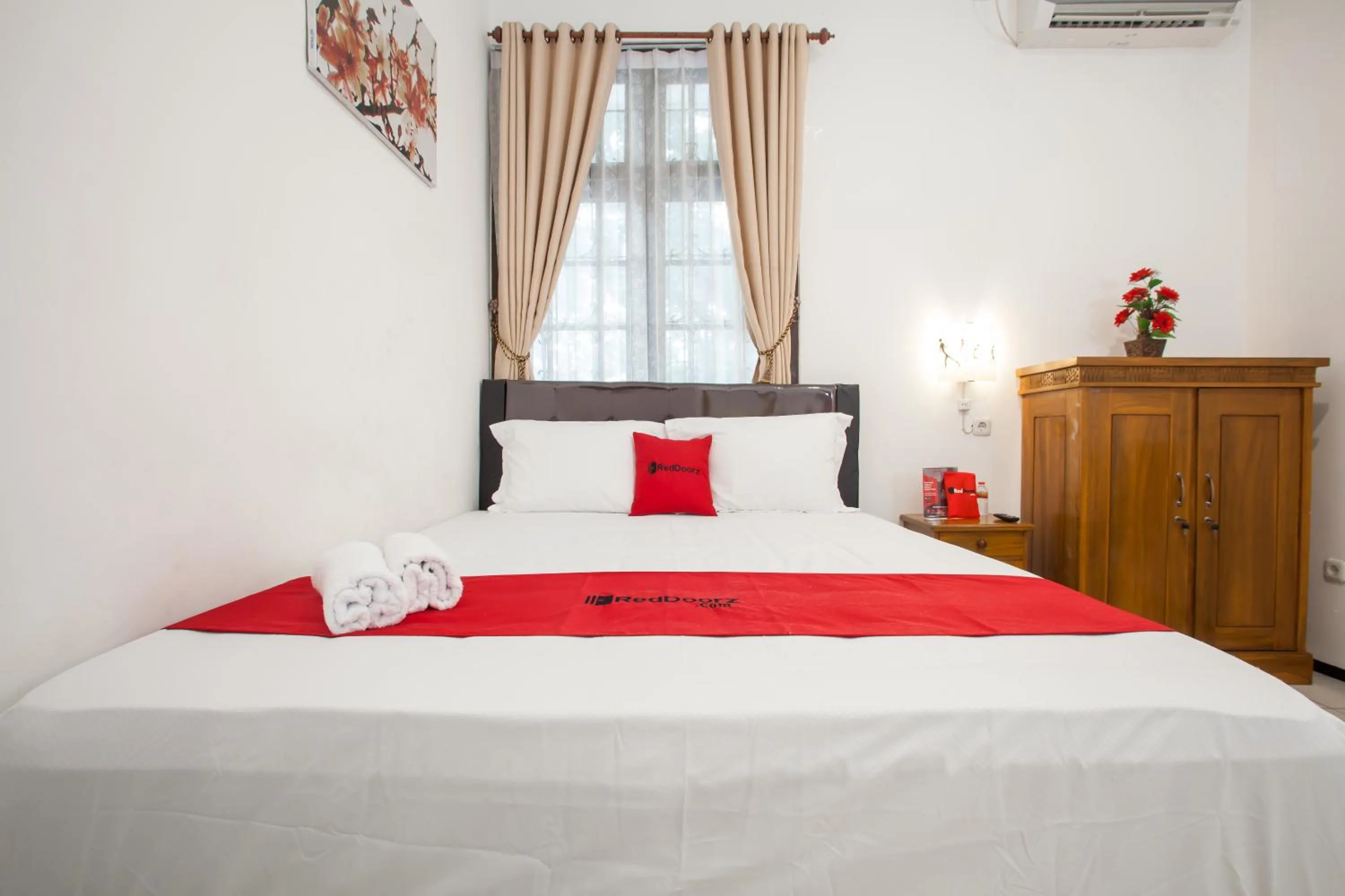 Bedroom, Bed in RedDoorz near Sanan Malang