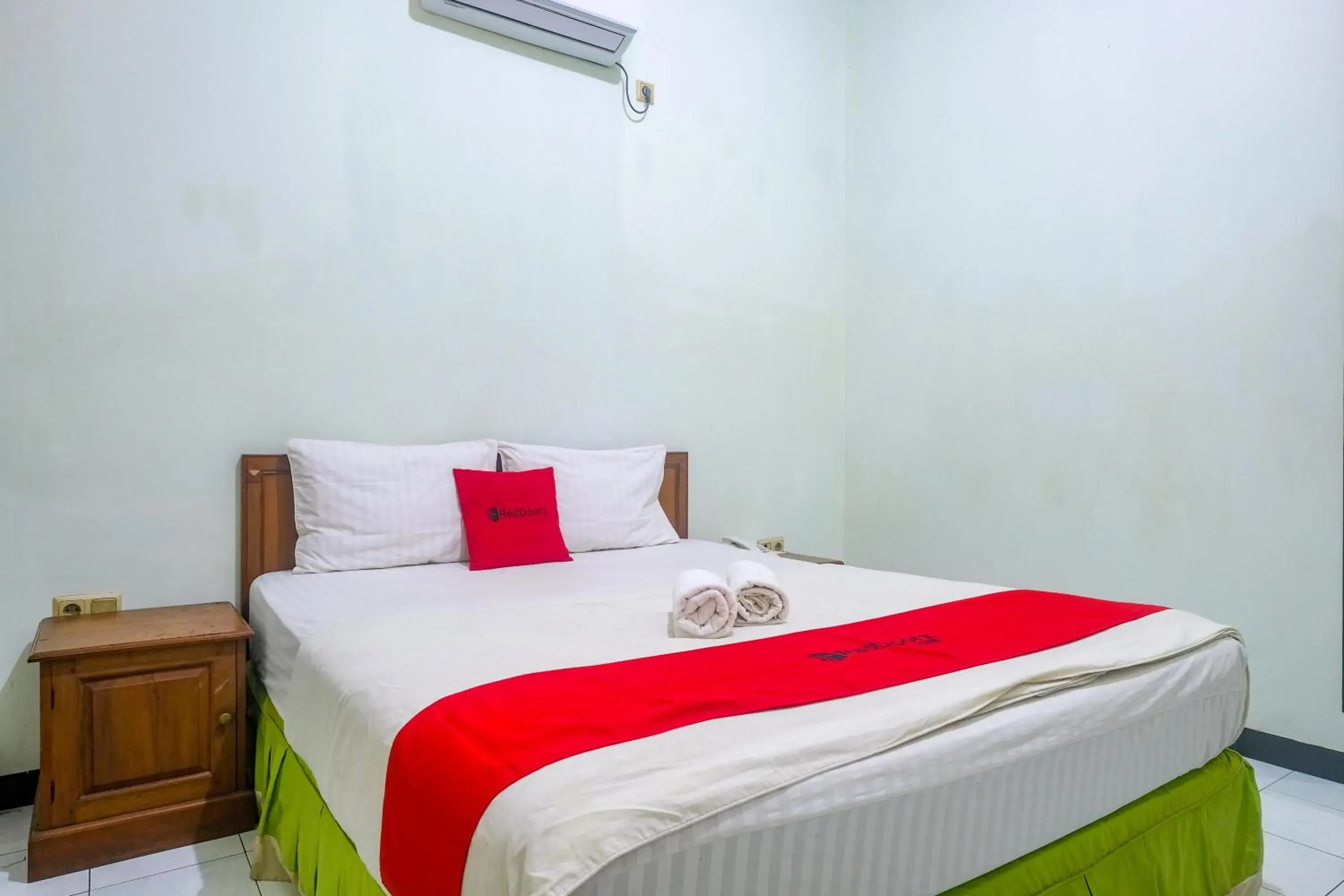 Bedroom, Bed in RedDoorz near XT Square Yogyakarta Bedroom, Bed in RedDoorz near XT Square Yogyakarta