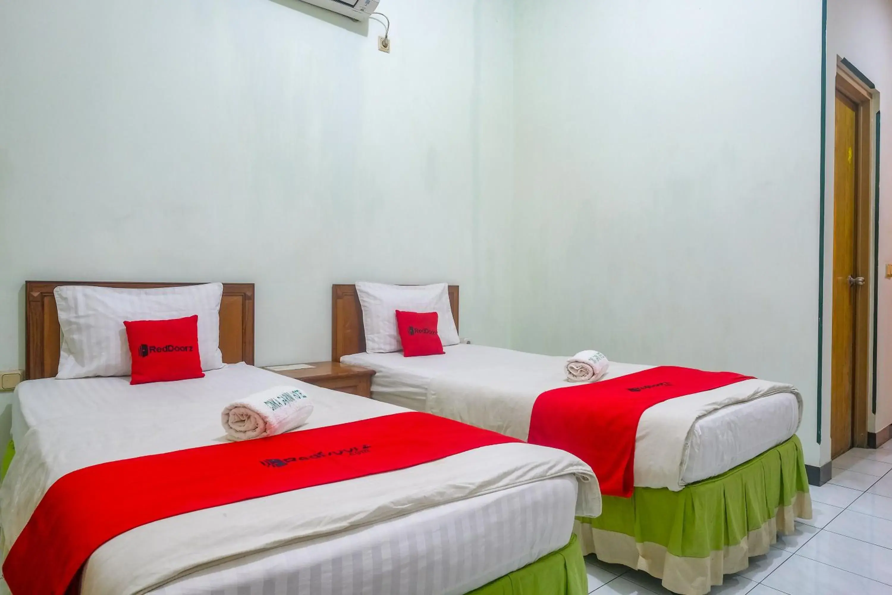 Bedroom, Bed in RedDoorz near XT Square Yogyakarta Bedroom, Bed in RedDoorz near XT Square Yogyakarta