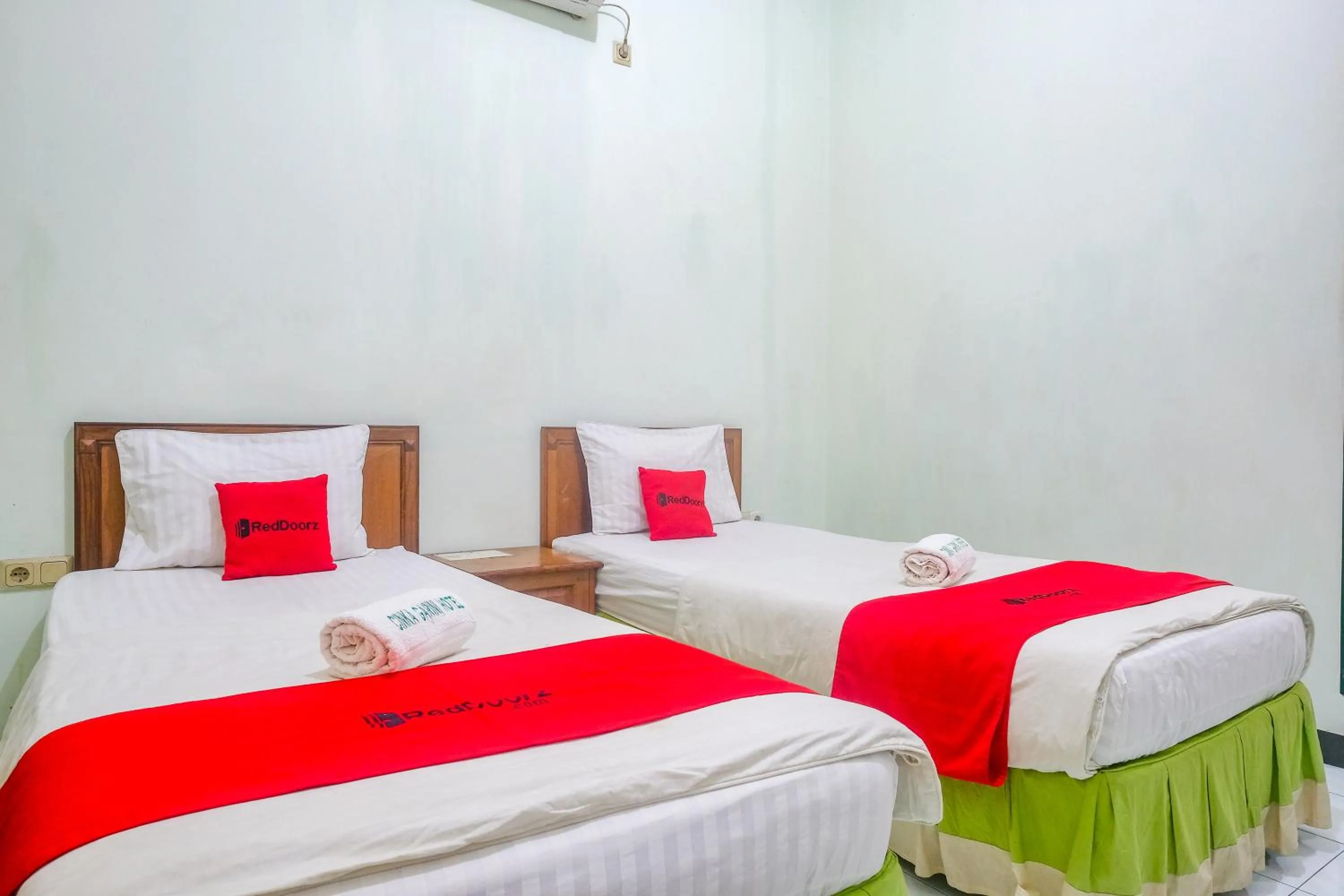 Bedroom, Bed in RedDoorz near XT Square Yogyakarta
