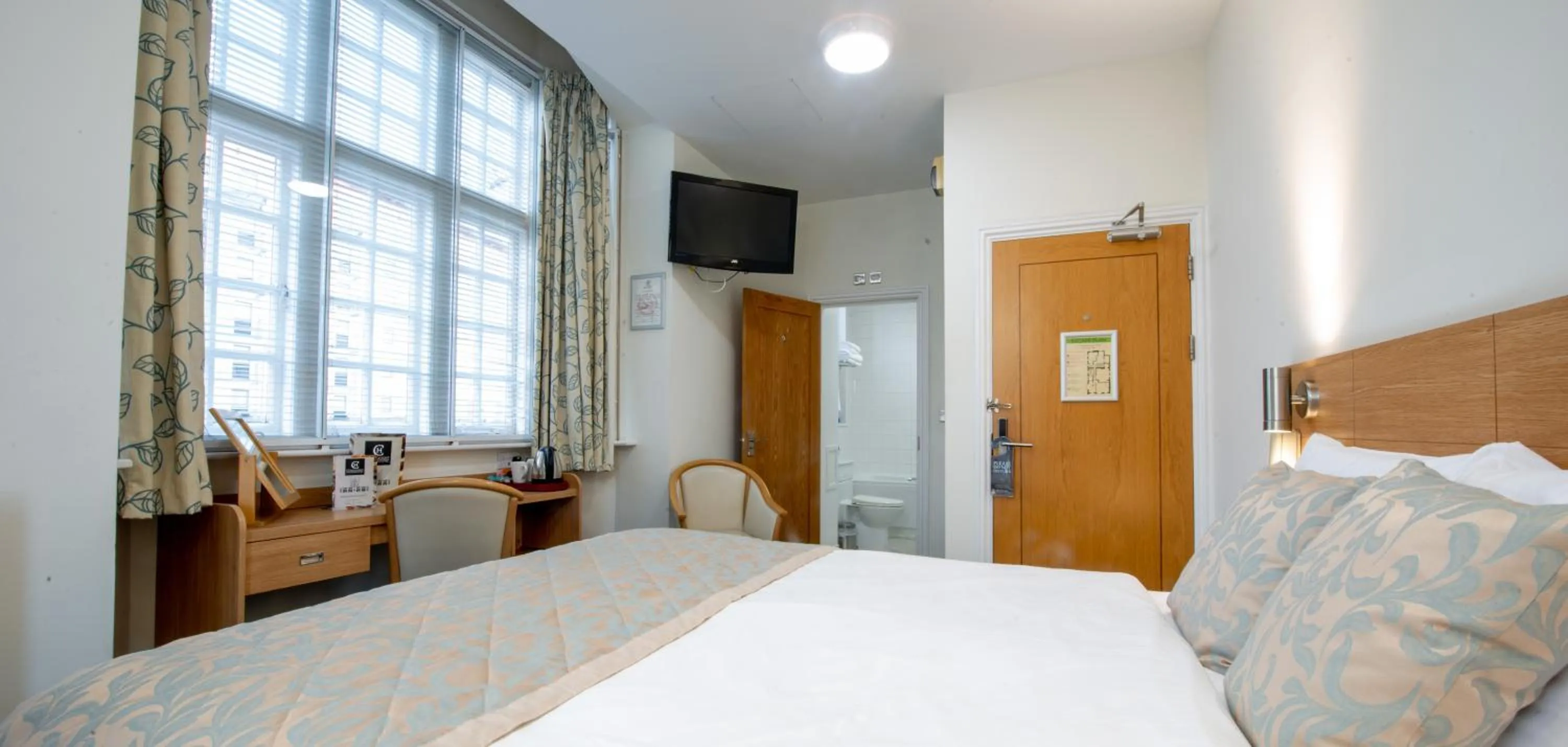 Bedroom, Bed in Fox Connaught London ExCel