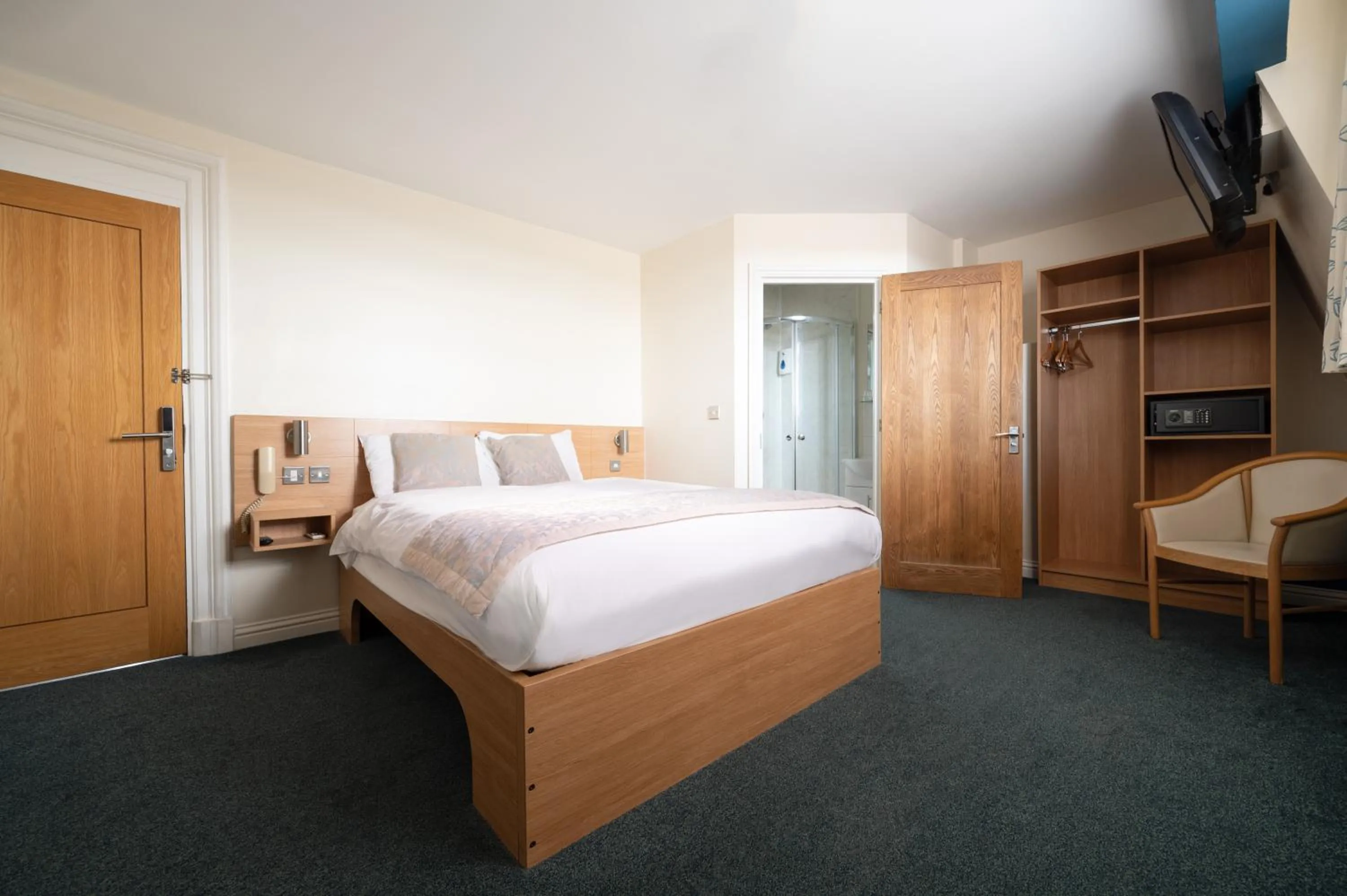 Photo of the whole room, Bed in Fox Connaught London ExCel