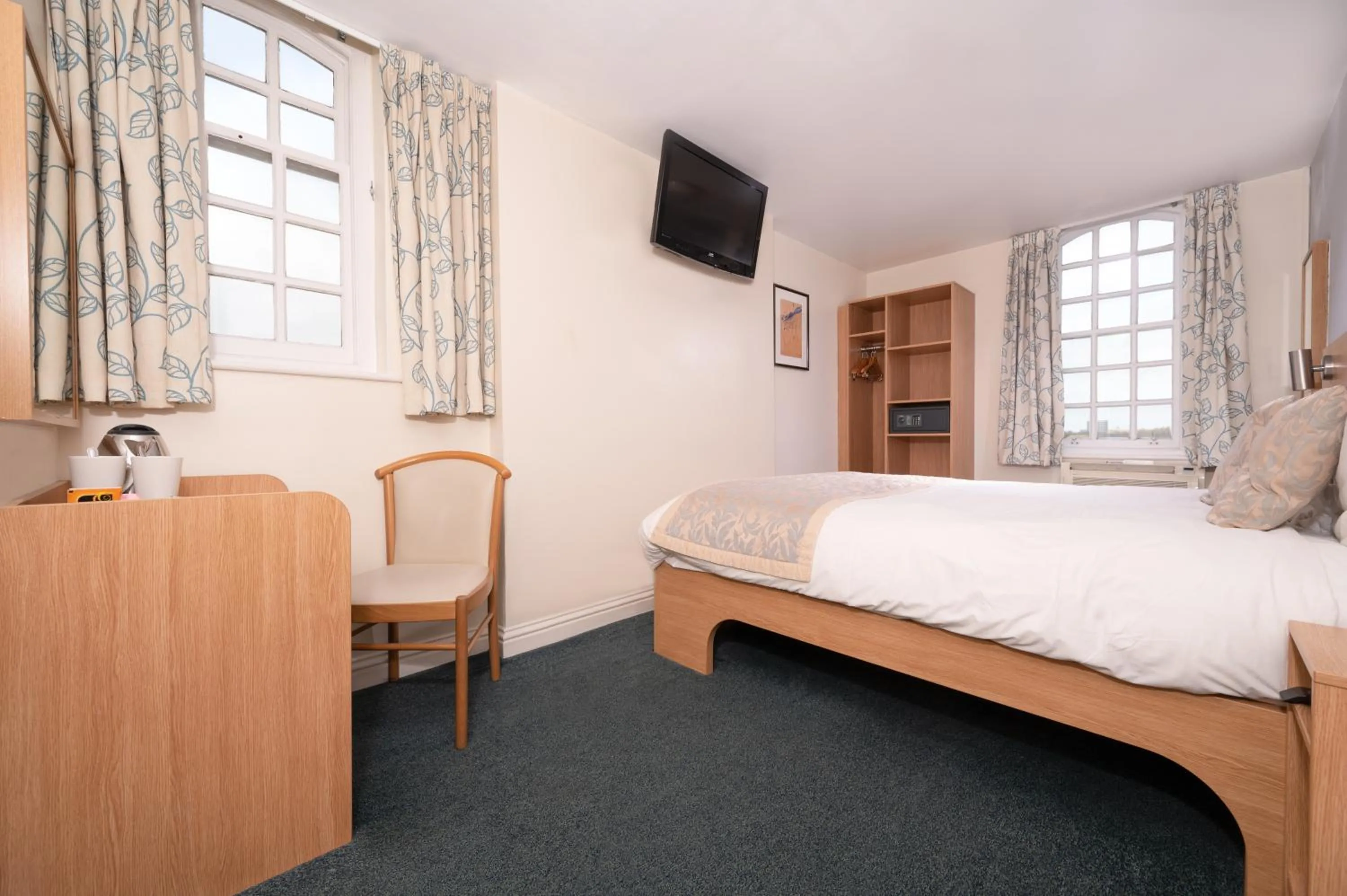 Bedroom, Bed in Fox Connaught London ExCel