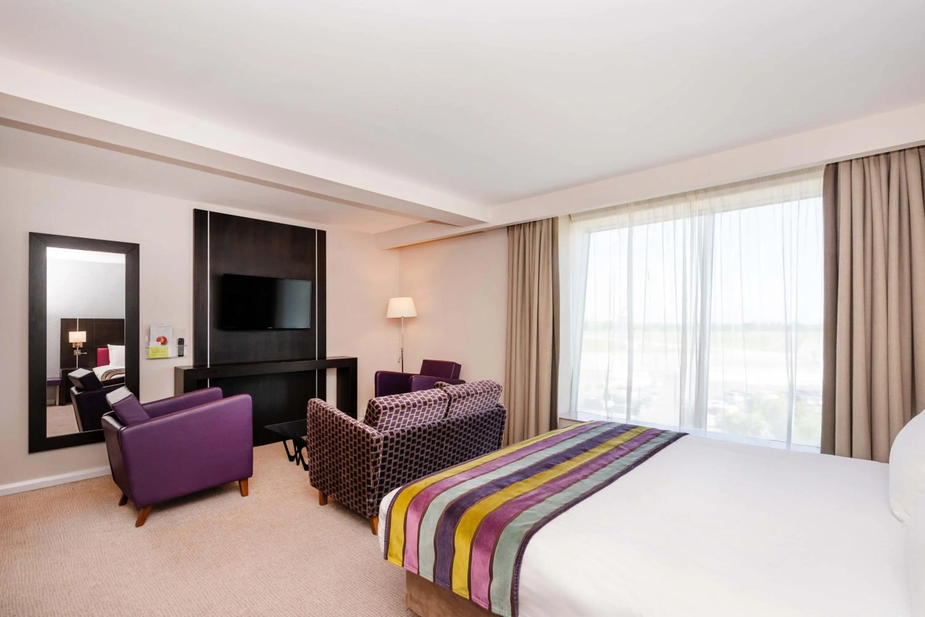 View (from property/room), Bed in Holiday Inn Southend by IHG