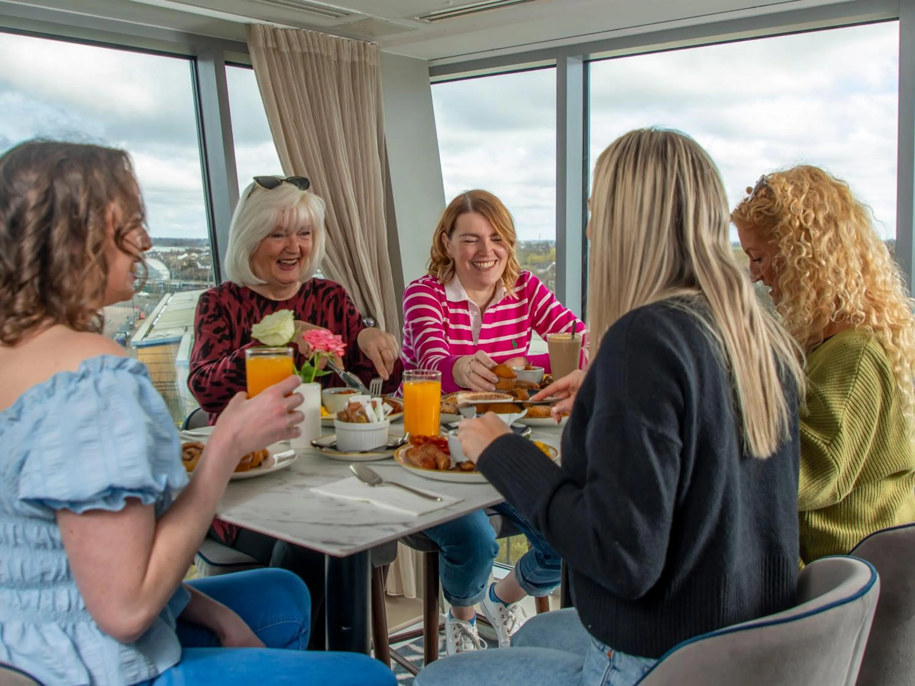 Lounge or bar in Holiday Inn Southend by IHG