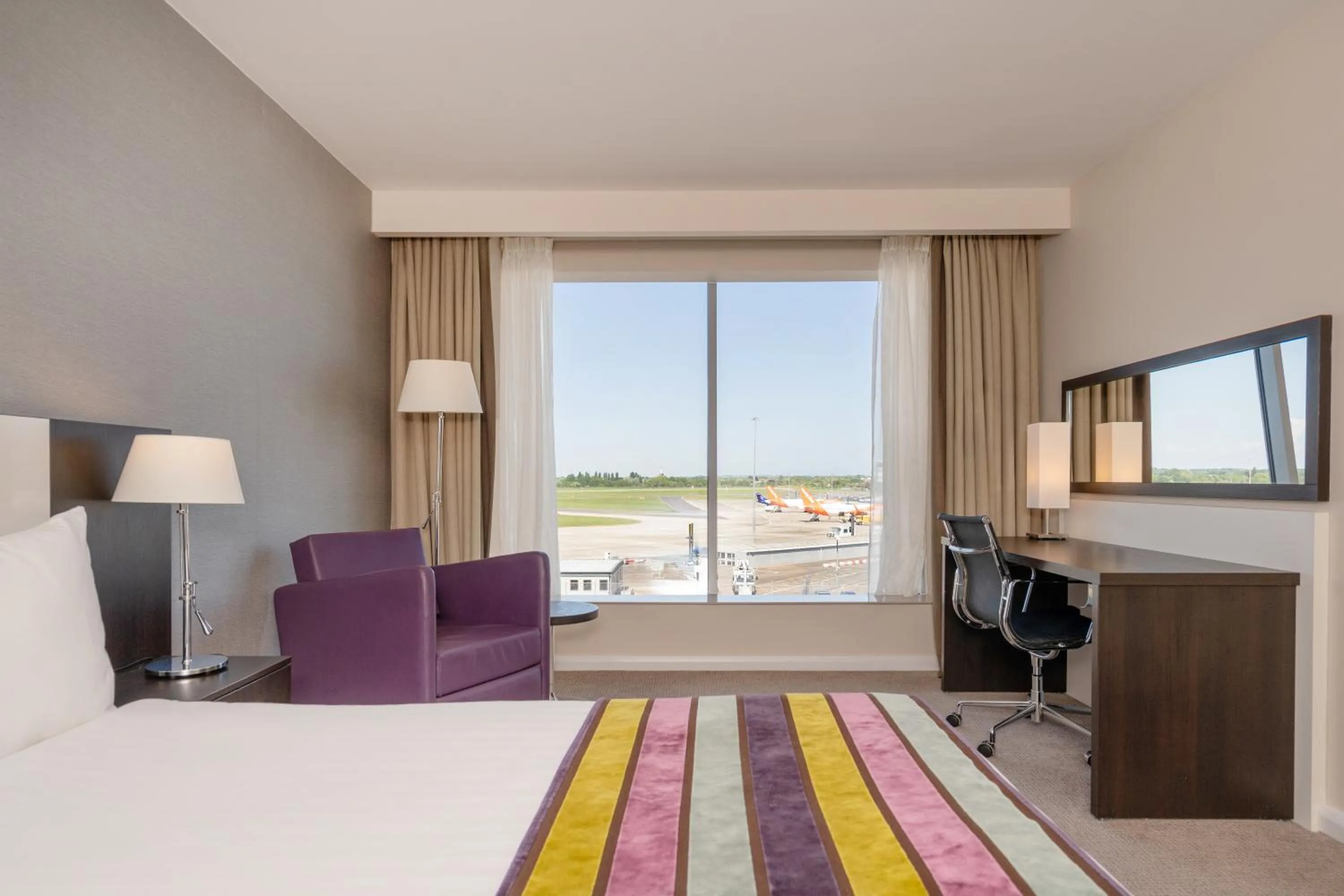 View (from property/room), Bed in Holiday Inn Southend by IHG