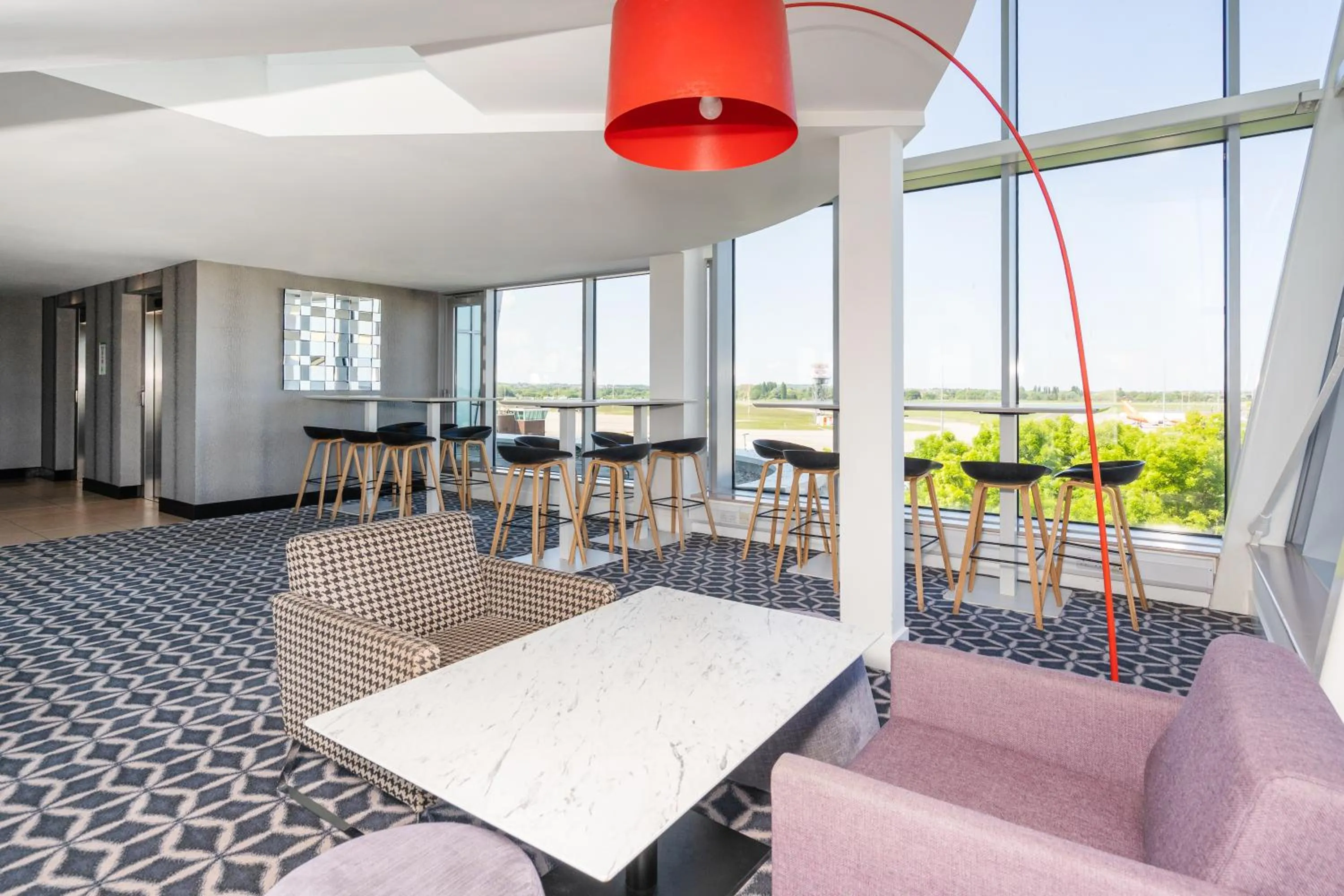 Lounge or bar in Holiday Inn Southend by IHG