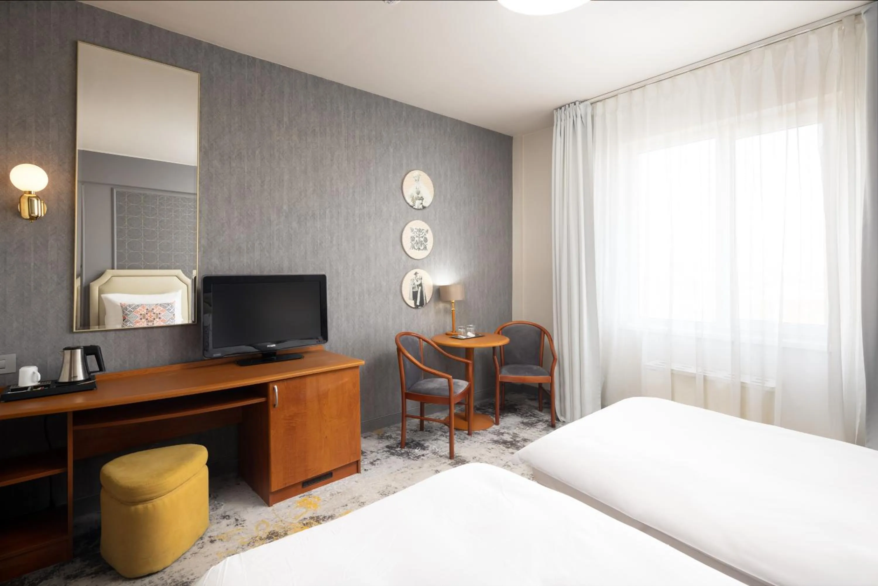 Coffee/tea facilities, Bed in Mercure Sibiu Airport