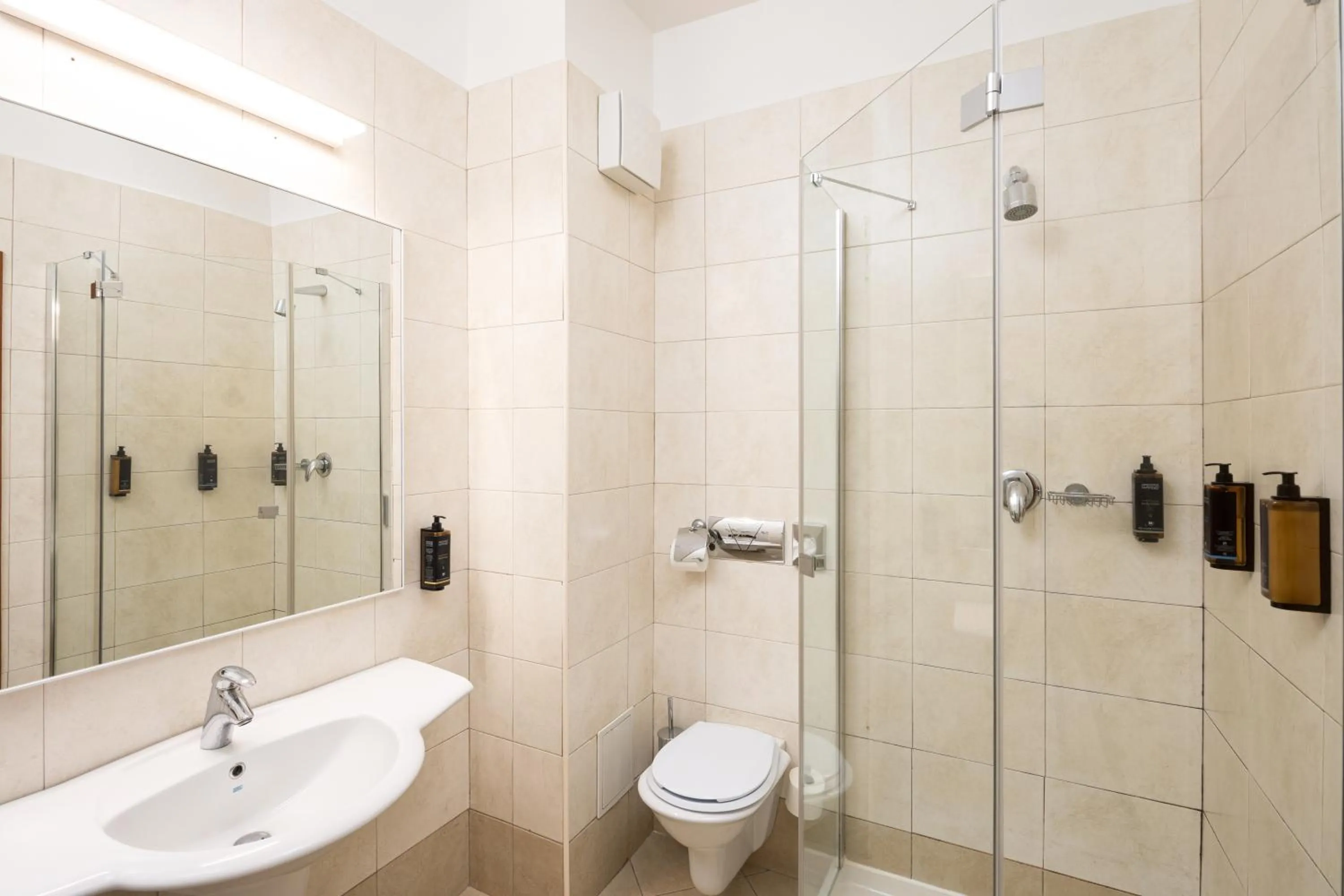 Toilet in Mercure Sibiu Airport