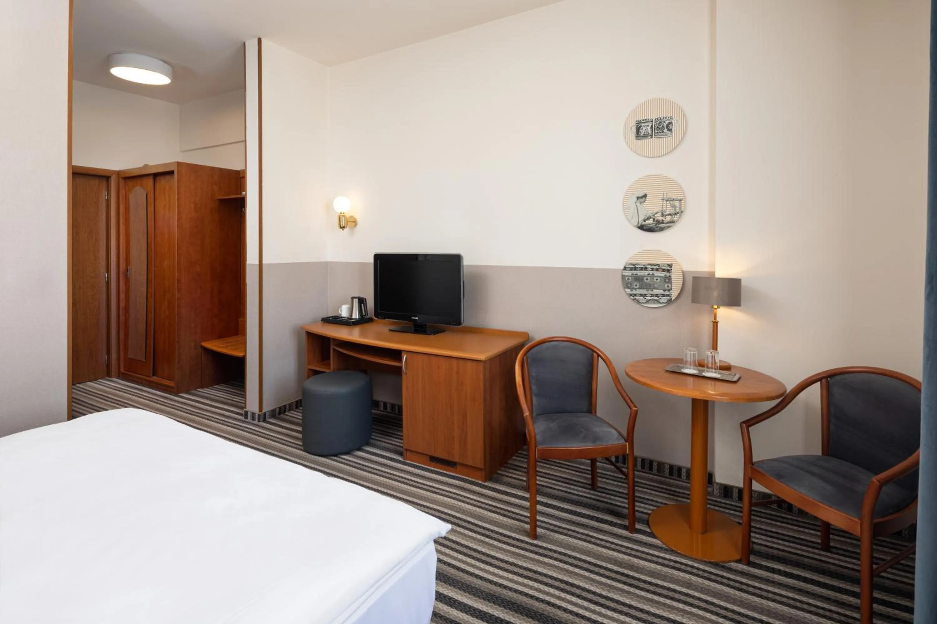 Coffee/tea facilities, Bed in Mercure Sibiu Airport