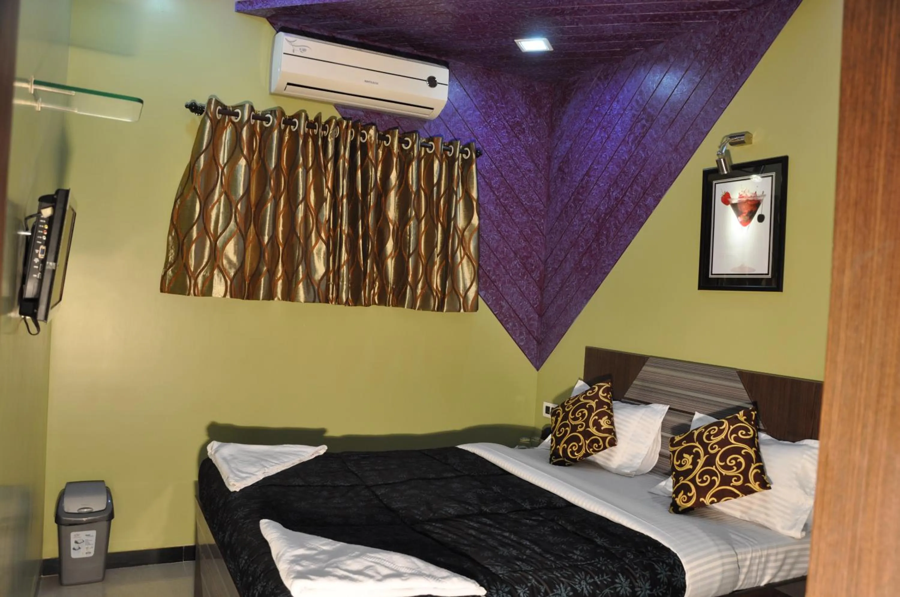 Decorative detail, Bed in Hotel Planet Plaza