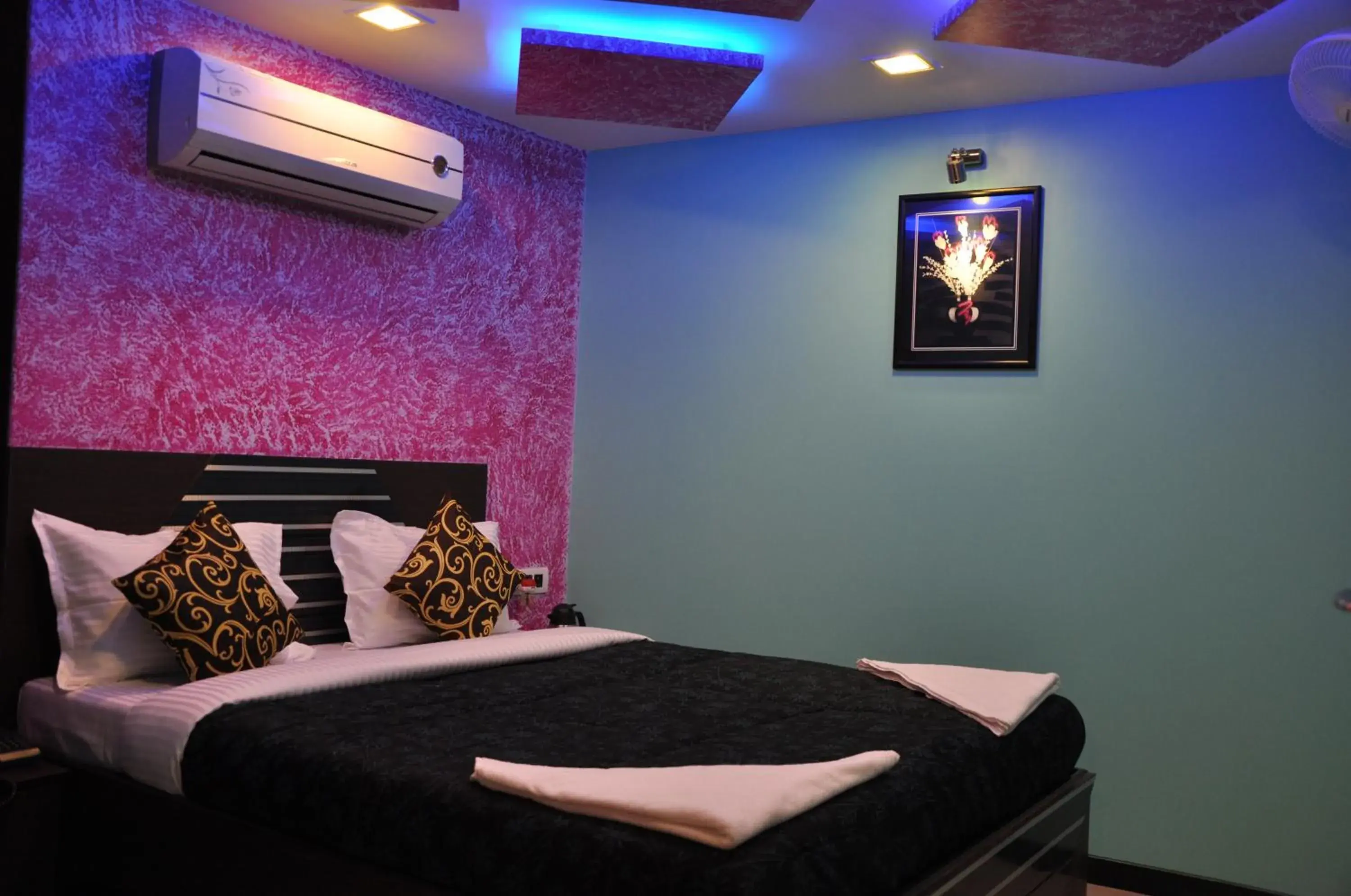 Decorative detail, Bed in Hotel Planet Plaza Decorative detail, Bed in Hotel Planet Plaza