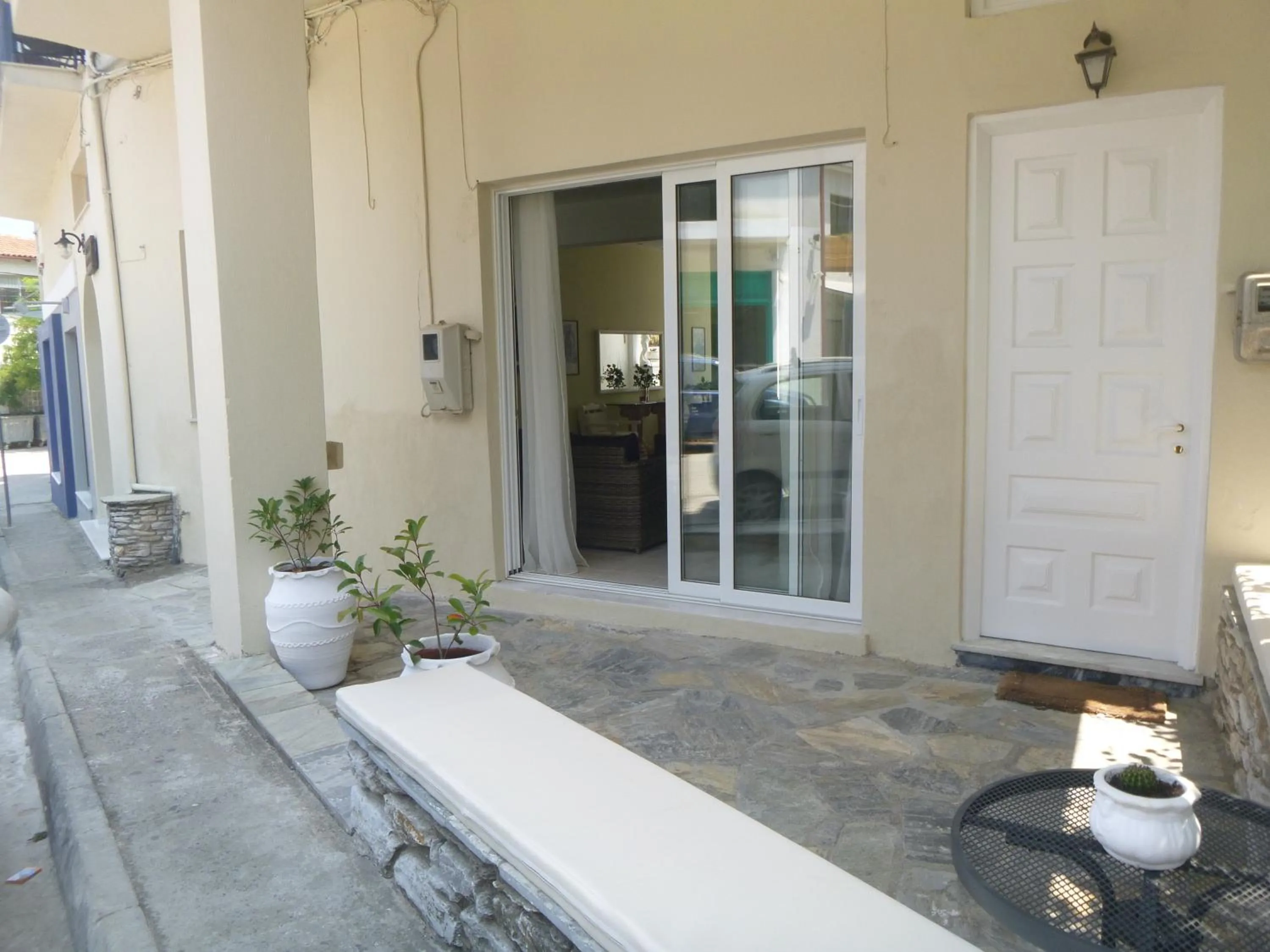 Facade/entrance in Karafelas Hotel