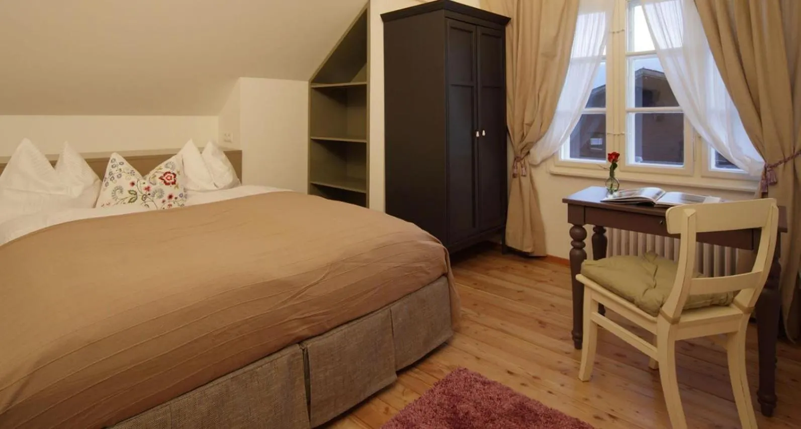 Bedroom, Bed in Chalet INN