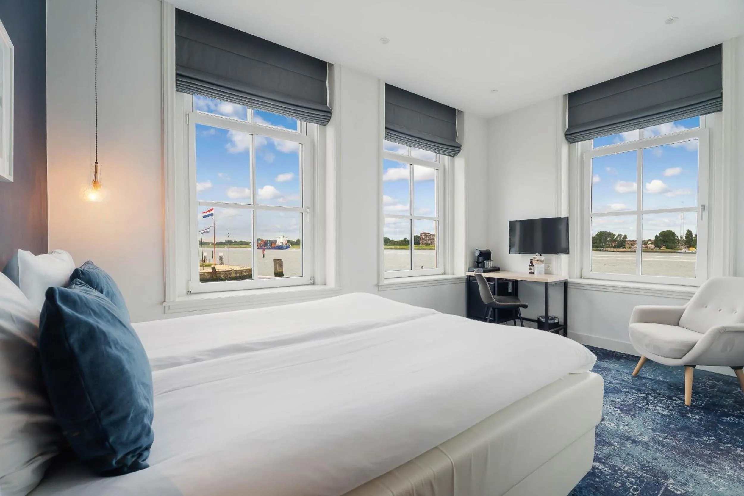 TV and multimedia, Bed in Hotel Maassluis