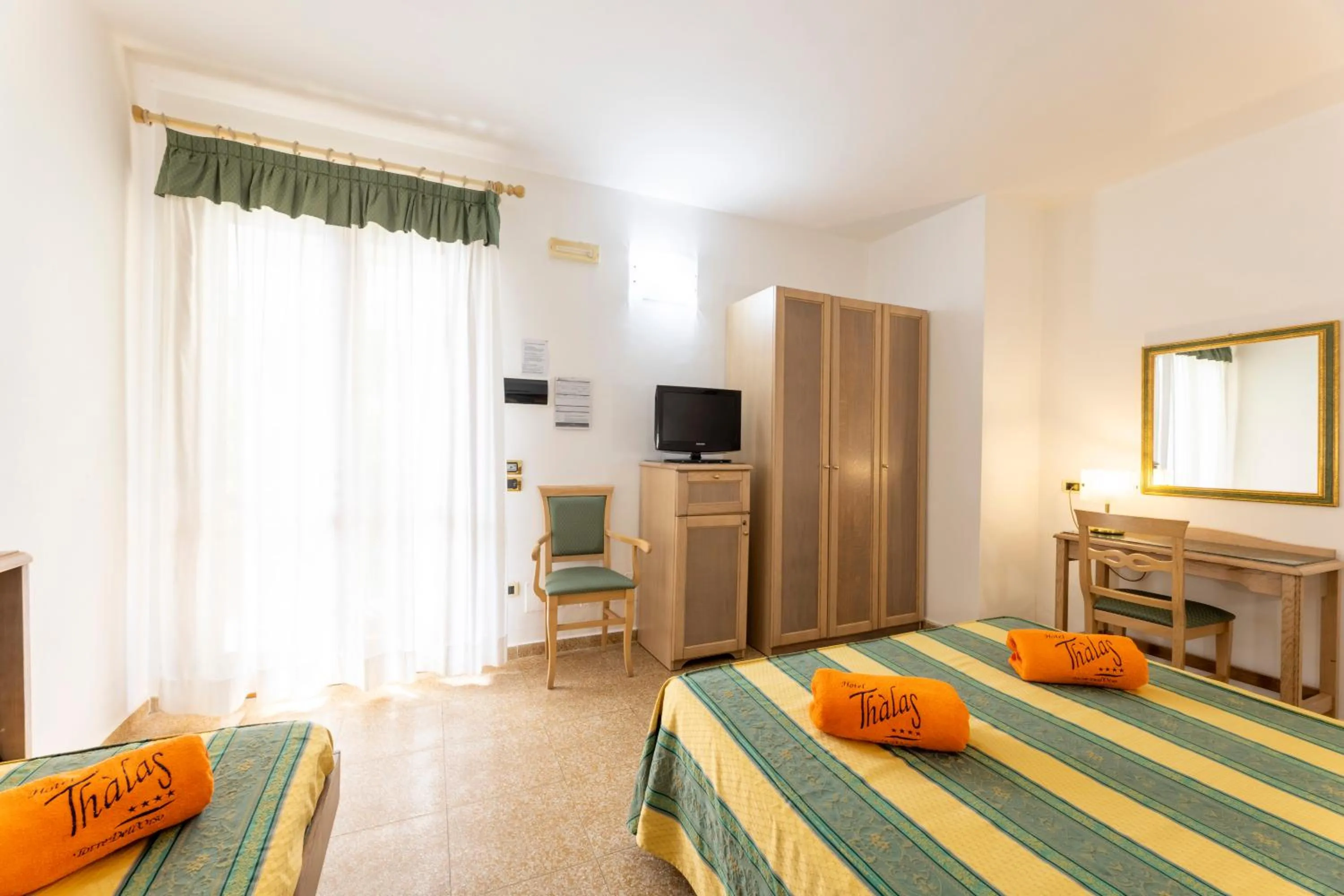 View (from property/room), Bed in Hotel Thàlas Club