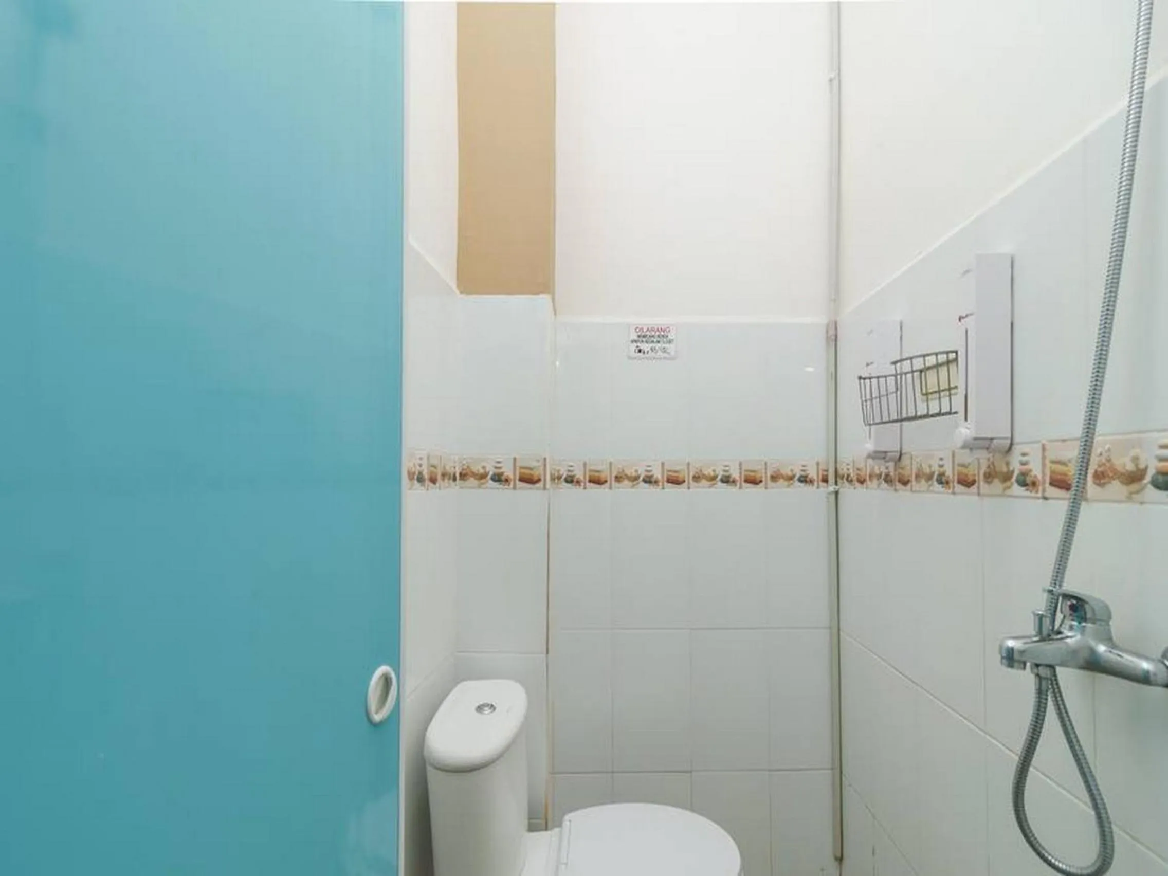 Bathroom in RedDoorz at Tara Homestay Palembang