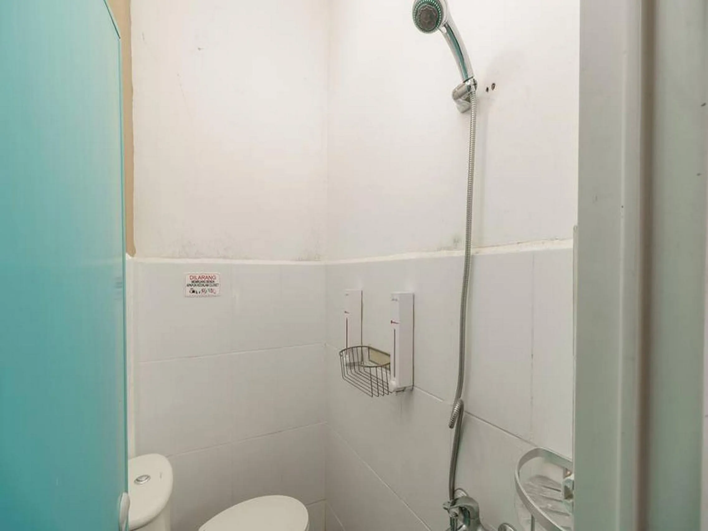 Bathroom in RedDoorz at Tara Homestay Palembang