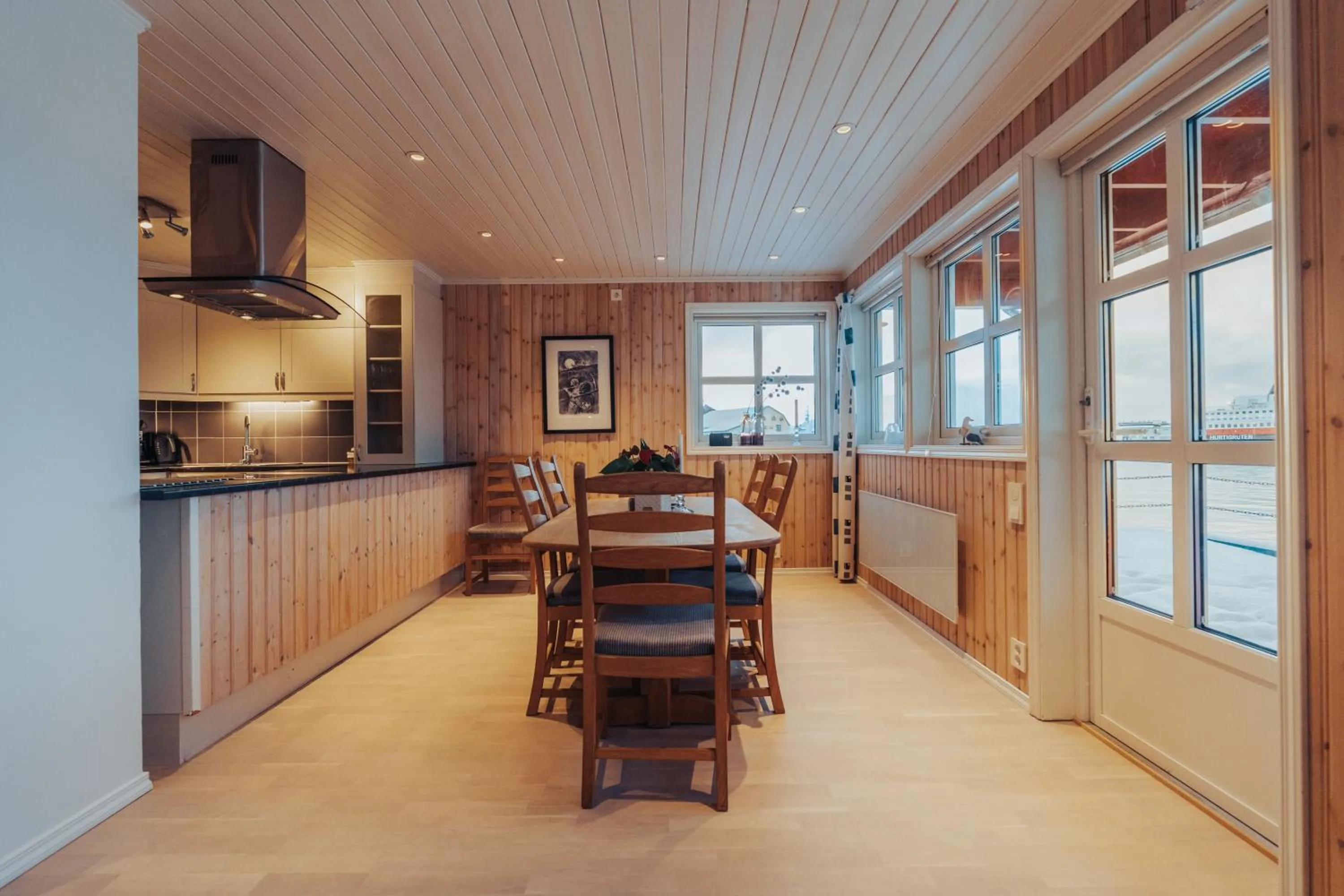 Dining area in Svinøya Rorbuer