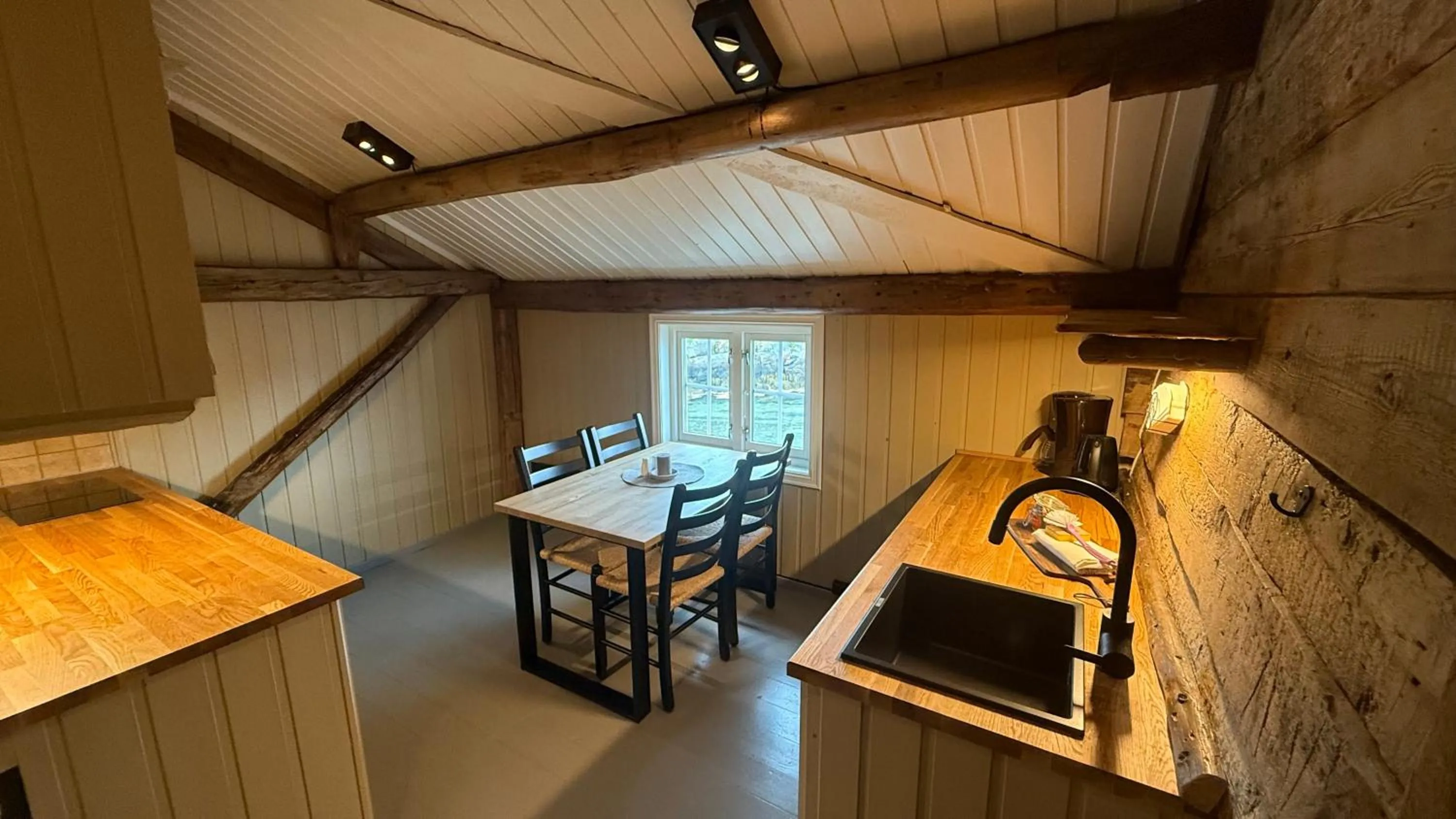 Kitchen or kitchenette in Svinøya Rorbuer