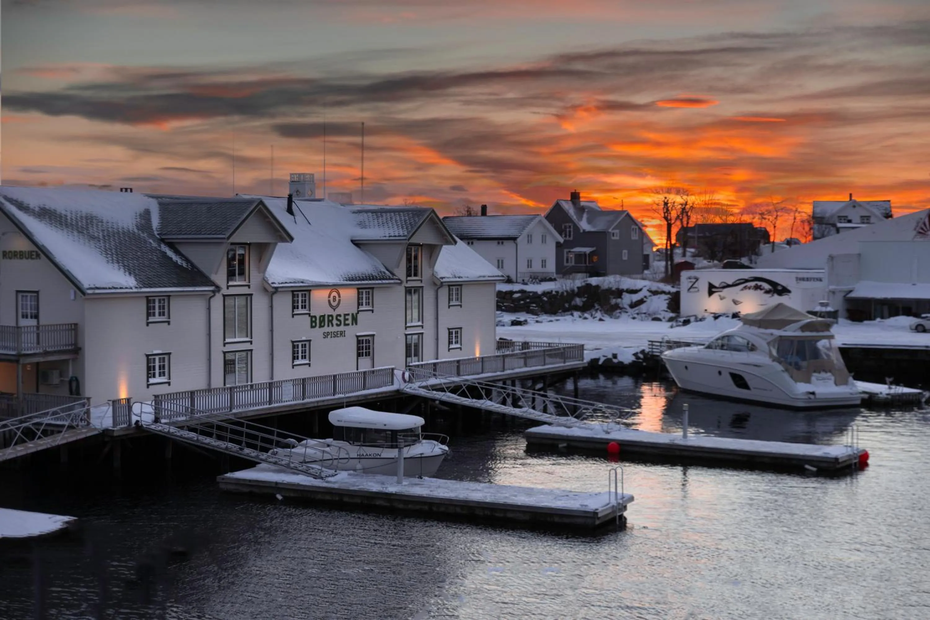 Sunset in Svinøya Rorbuer